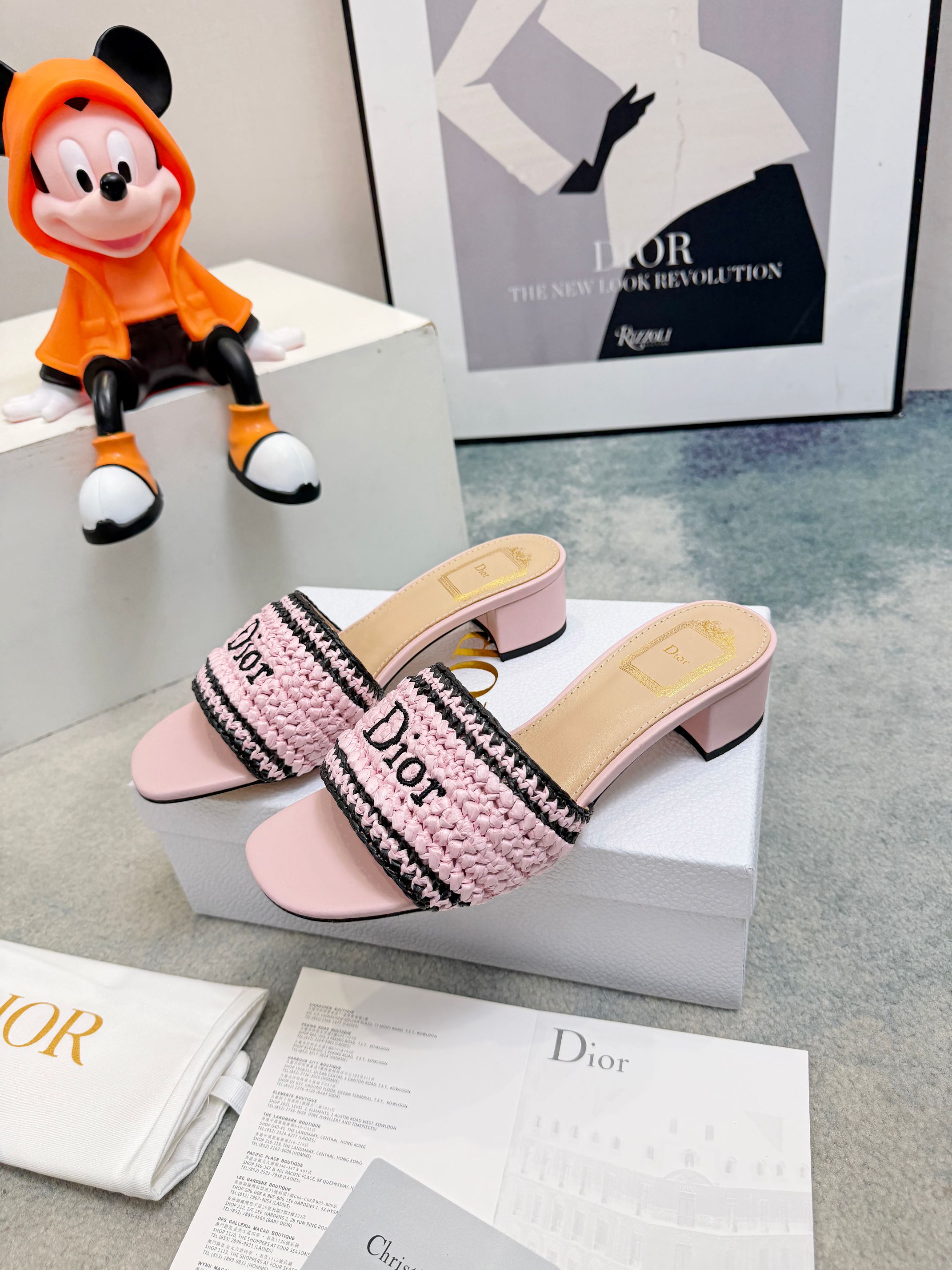 NO:814901,Dior 2026 spring and summer series slippers, exquisite and elegant. The Dior logo is super recognizable and can be easily worn in daily life or on vacation. Oblique embossing is a classic element of Dior. Eco-friendly woven fabric is a classic upgrade. Retro comfort and fashionability coexist. Designed to match different style needs. The original upper is customized with high-end hand-woven surface. Sole: Italy Genuine leather sole Size: #35-42 (customized at 40.41.42), slippers, dior, slippers19860909Dior 2026春夏系列拖鞋,精致优雅.Dior标志超有辨识度,日常或度假都能轻松驾驭.Oblique压纹是Dior经典元素, 环保编织面料 经典升级 复古舒适度与时髦度并存 设计搭配不同风格需求 鞋面原版定制高端手工编织面 鞋底: 意大利 真皮底 Size: #35-42(40.41.42订做）,拖鞋,dior,slippers,Women's Shoes