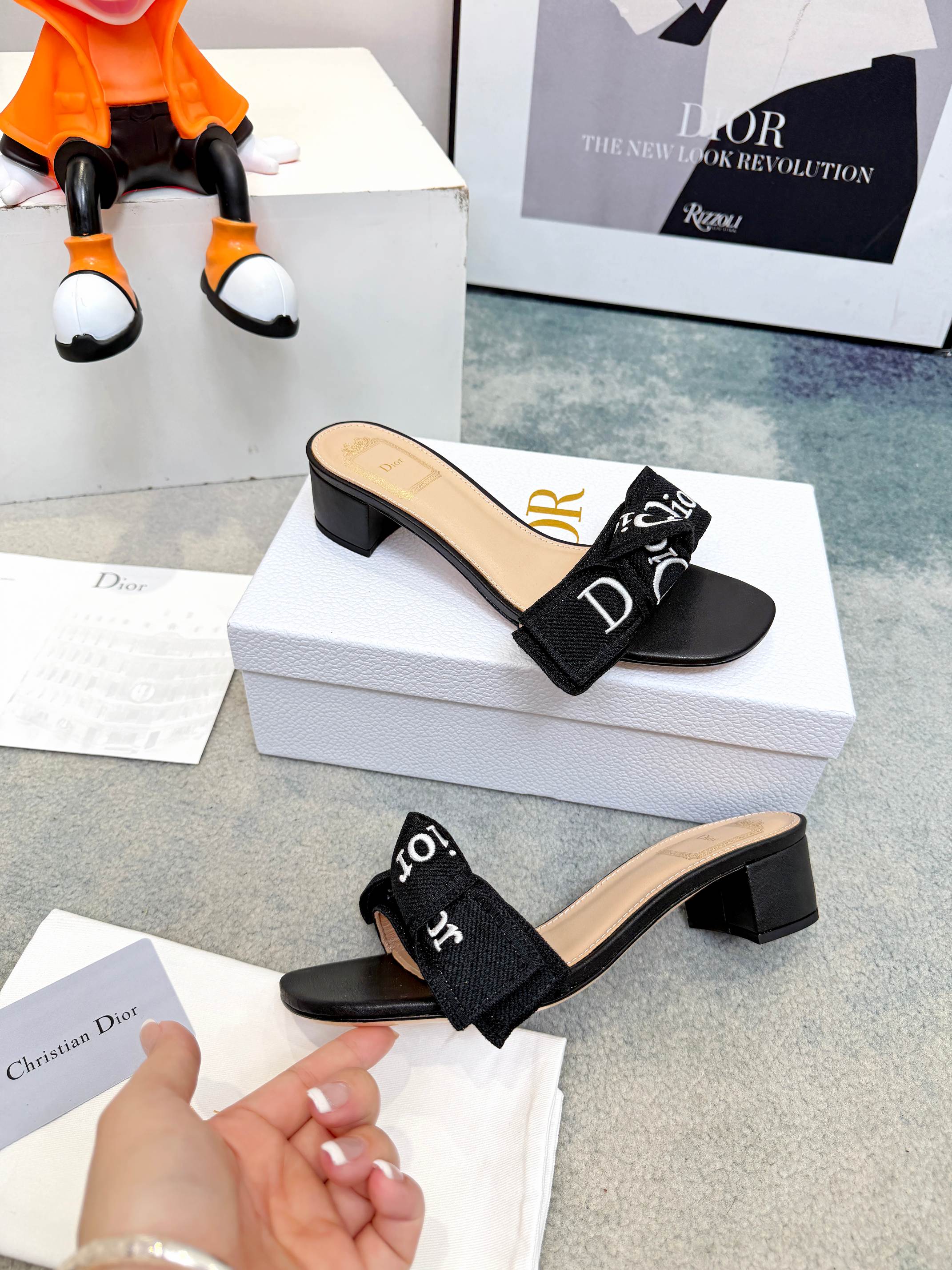 Zapatillas de tacón medio serie primavera y verano Dior 2026, exquisitas y elegantes. La parte superior tiene un diseño…