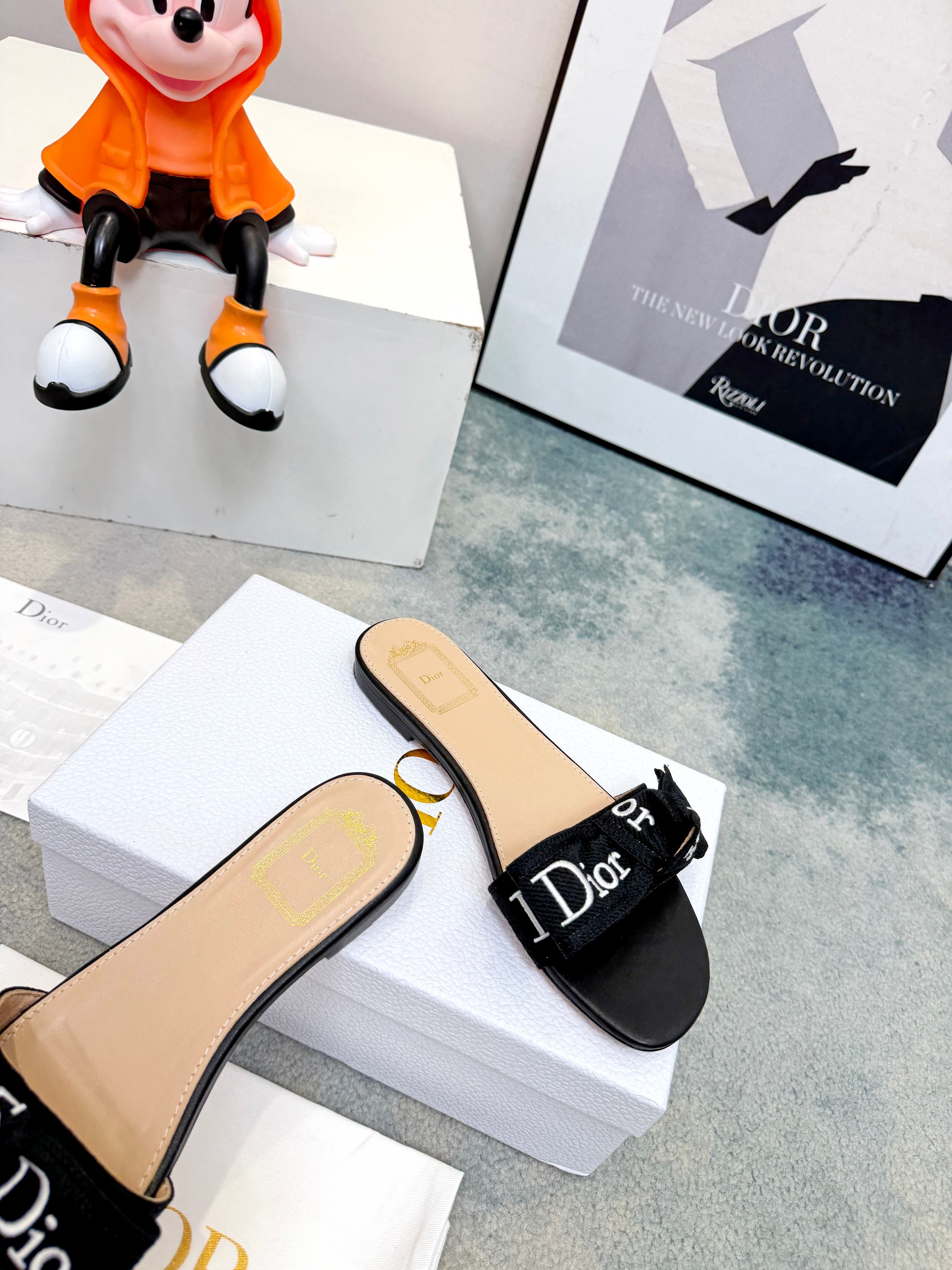 Zapatillas Dior serie primavera y verano 2026, exquisitas y elegantes. La parte superior tiene un diseño 5D y el logoti…