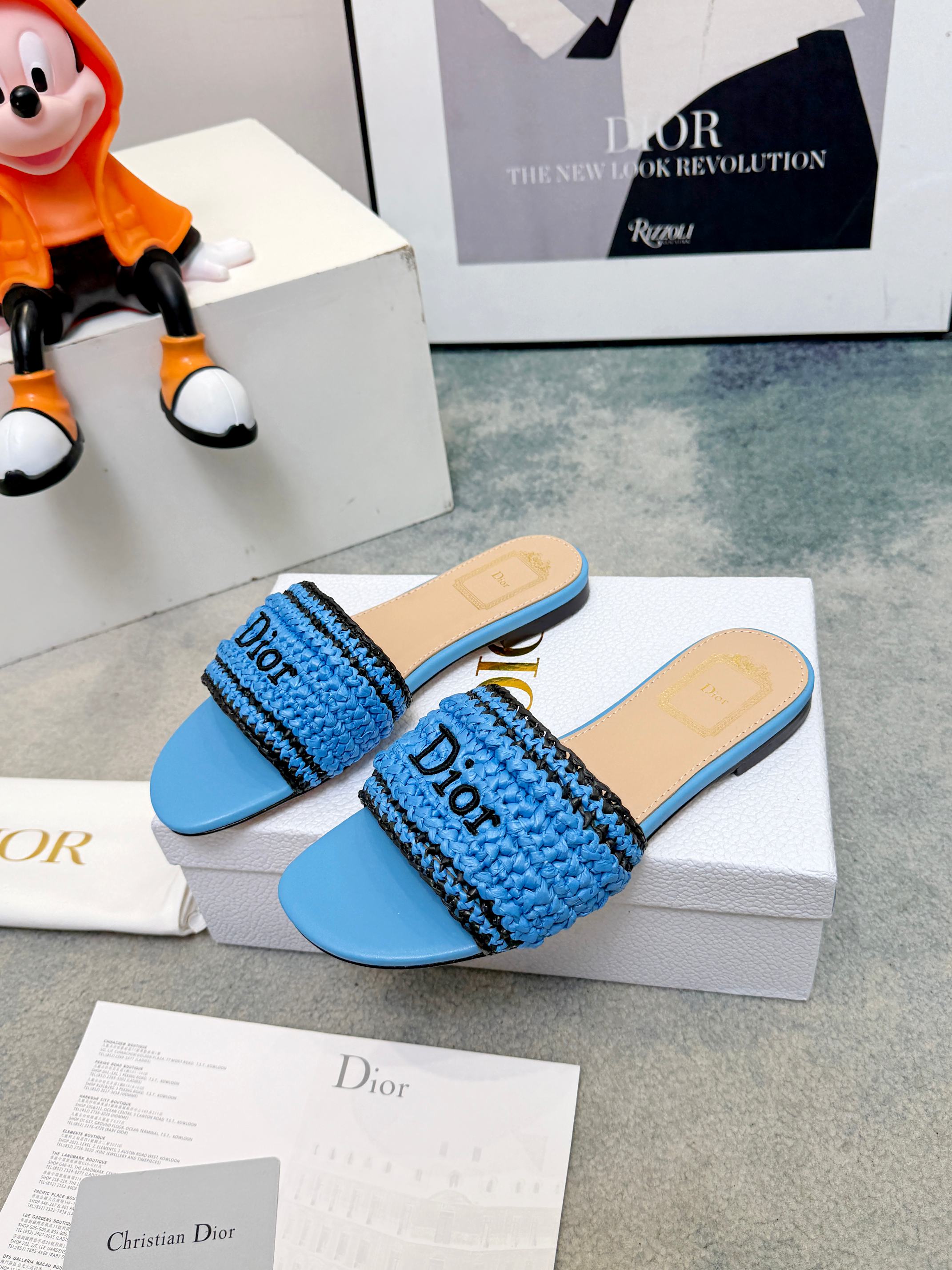 Zapatillas Dior serie primavera y verano 2026, exquisitas y elegantes. El logotipo de Dior es muy reconocible y se pued…