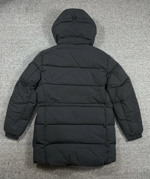 1180💰（编号07）
断码亏本特价🉐不退换码一次
之前卖1550的，还有三个码数就几件，拼手速
秋冬 c.p纯正 男士 机能护目镜 成衣染色工艺 中长款连帽羽绒服
禁止上架咸鱼某宝，查到后果自负，谢谢理解&hellip;&hellip;

纯正品，官网还没有上架，国内蕞少8k多，石头岛的爸爸品牌，设计 用料都是奢侈品级别，给真正需要好货的客户，必定这个价格实体店也只能买个Gxg太平鸟之类的，完全不在一个格调上&hellip;&hellip;
衣服属于厚款，填充的日本进口池田羽绒，50码的都有300克绒了，外部梭织面料，经过成衣染色处理，(什么叫成衣染色，就是这个衣服本身做出来的成品是纯白色的，然后再进行染色处理，工艺很复杂，成本很高，市面上F货也做不出来的)，他家蕞出名的也是这个成衣染色系列，真的将服装做到极致！
部分没有二维码，随机发货，需要二维码的可以加钱去工厂配&hellip;&hellip;
衣服很厚实，而且是出口韩国的亚洲订单，尺码并不大，不要买太小&hellip;&hellip;
48 胸围112 衣长80
50 胸围116 衣长81
52 胸围120 衣长82
54 胸围124 衣长83
56 胸围128 衣长84