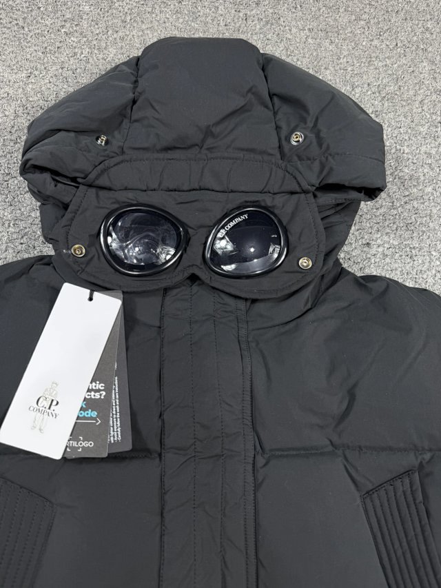 1180💰（编号07）
断码亏本特价🉐不退换码一次
之前卖1550的，还有三个码数就几件，拼手速
秋冬 c.p纯正 男士 机能护目镜 成衣染色工艺 中长款连帽羽绒服
禁止上架咸鱼某宝，查到后果自负，谢谢理解&hellip;&hellip;

纯正品，官网还没有上架，国内蕞少8k多，石头岛的爸爸品牌，设计 用料都是奢侈品级别，给真正需要好货的客户，必定这个价格实体店也只能买个Gxg太平鸟之类的，完全不在一个格调上&hellip;&hellip;
衣服属于厚款，填充的日本进口池田羽绒，50码的都有300克绒了，外部梭织面料，经过成衣染色处理，(什么叫成衣染色，就是这个衣服本身做出来的成品是纯白色的，然后再进行染色处理，工艺很复杂，成本很高，市面上F货也做不出来的)，他家蕞出名的也是这个成衣染色系列，真的将服装做到极致！
部分没有二维码，随机发货，需要二维码的可以加钱去工厂配&hellip;&hellip;
衣服很厚实，而且是出口韩国的亚洲订单，尺码并不大，不要买太小&hellip;&hellip;
48 胸围112 衣长80
50 胸围116 衣长81
52 胸围120 衣长82
54 胸围124 衣长83
56 胸围128 衣长84