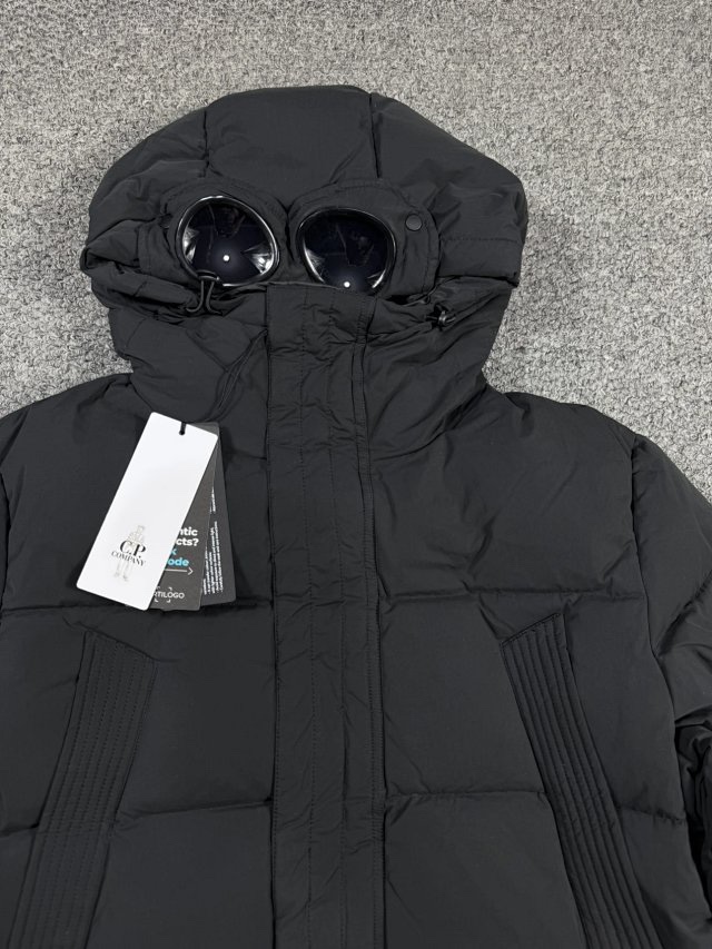 1180💰（编号07）
断码亏本特价🉐不退换码一次
之前卖1550的，还有三个码数就几件，拼手速
秋冬 c.p纯正 男士 机能护目镜 成衣染色工艺 中长款连帽羽绒服
禁止上架咸鱼某宝，查到后果自负，谢谢理解&hellip;&hellip;

纯正品，官网还没有上架，国内蕞少8k多，石头岛的爸爸品牌，设计 用料都是奢侈品级别，给真正需要好货的客户，必定这个价格实体店也只能买个Gxg太平鸟之类的，完全不在一个格调上&hellip;&hellip;
衣服属于厚款，填充的日本进口池田羽绒，50码的都有300克绒了，外部梭织面料，经过成衣染色处理，(什么叫成衣染色，就是这个衣服本身做出来的成品是纯白色的，然后再进行染色处理，工艺很复杂，成本很高，市面上F货也做不出来的)，他家蕞出名的也是这个成衣染色系列，真的将服装做到极致！
部分没有二维码，随机发货，需要二维码的可以加钱去工厂配&hellip;&hellip;
衣服很厚实，而且是出口韩国的亚洲订单，尺码并不大，不要买太小&hellip;&hellip;
48 胸围112 衣长80
50 胸围116 衣长81
52 胸围120 衣长82
54 胸围124 衣长83
56 胸围128 衣长84