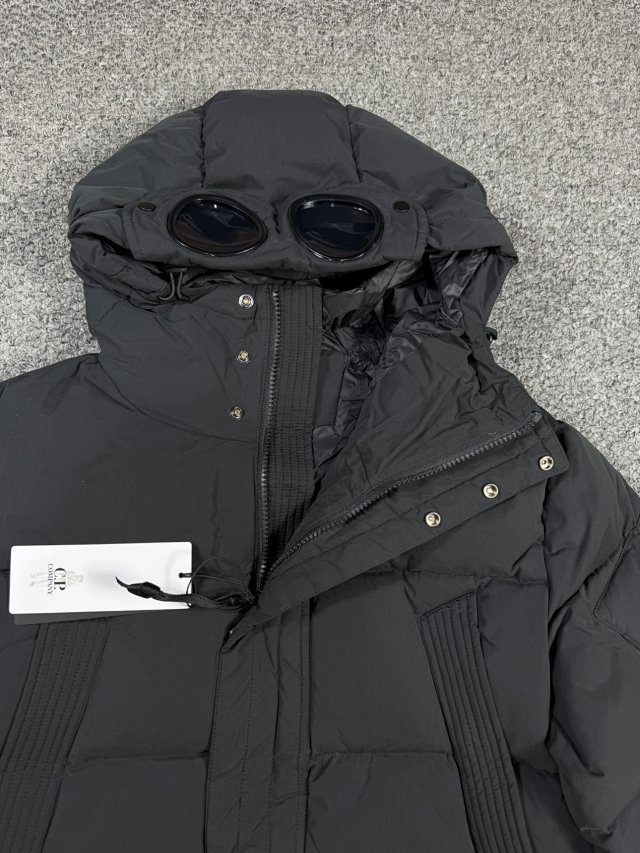 1180💰（编号07）
断码亏本特价🉐不退换码一次
之前卖1550的，还有三个码数就几件，拼手速
秋冬 c.p纯正 男士 机能护目镜 成衣染色工艺 中长款连帽羽绒服
禁止上架咸鱼某宝，查到后果自负，谢谢理解&hellip;&hellip;

纯正品，官网还没有上架，国内蕞少8k多，石头岛的爸爸品牌，设计 用料都是奢侈品级别，给真正需要好货的客户，必定这个价格实体店也只能买个Gxg太平鸟之类的，完全不在一个格调上&hellip;&hellip;
衣服属于厚款，填充的日本进口池田羽绒，50码的都有300克绒了，外部梭织面料，经过成衣染色处理，(什么叫成衣染色，就是这个衣服本身做出来的成品是纯白色的，然后再进行染色处理，工艺很复杂，成本很高，市面上F货也做不出来的)，他家蕞出名的也是这个成衣染色系列，真的将服装做到极致！
部分没有二维码，随机发货，需要二维码的可以加钱去工厂配&hellip;&hellip;
衣服很厚实，而且是出口韩国的亚洲订单，尺码并不大，不要买太小&hellip;&hellip;
48 胸围112 衣长80
50 胸围116 衣长81
52 胸围120 衣长82
54 胸围124 衣长83
56 胸围128 衣长84