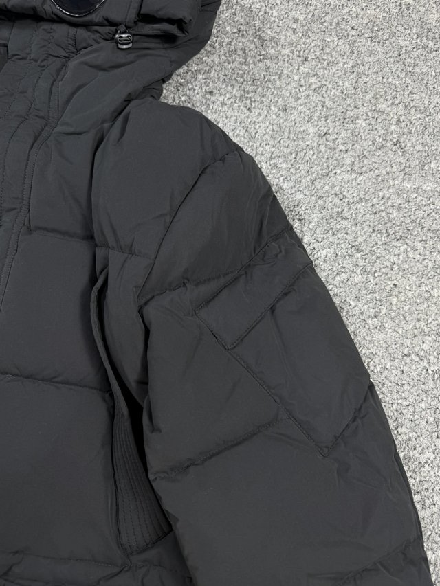 1180💰（编号07）
断码亏本特价🉐不退换码一次
之前卖1550的，还有三个码数就几件，拼手速
秋冬 c.p纯正 男士 机能护目镜 成衣染色工艺 中长款连帽羽绒服
禁止上架咸鱼某宝，查到后果自负，谢谢理解&hellip;&hellip;

纯正品，官网还没有上架，国内蕞少8k多，石头岛的爸爸品牌，设计 用料都是奢侈品级别，给真正需要好货的客户，必定这个价格实体店也只能买个Gxg太平鸟之类的，完全不在一个格调上&hellip;&hellip;
衣服属于厚款，填充的日本进口池田羽绒，50码的都有300克绒了，外部梭织面料，经过成衣染色处理，(什么叫成衣染色，就是这个衣服本身做出来的成品是纯白色的，然后再进行染色处理，工艺很复杂，成本很高，市面上F货也做不出来的)，他家蕞出名的也是这个成衣染色系列，真的将服装做到极致！
部分没有二维码，随机发货，需要二维码的可以加钱去工厂配&hellip;&hellip;
衣服很厚实，而且是出口韩国的亚洲订单，尺码并不大，不要买太小&hellip;&hellip;
48 胸围112 衣长80
50 胸围116 衣长81
52 胸围120 衣长82
54 胸围124 衣长83
56 胸围128 衣长84