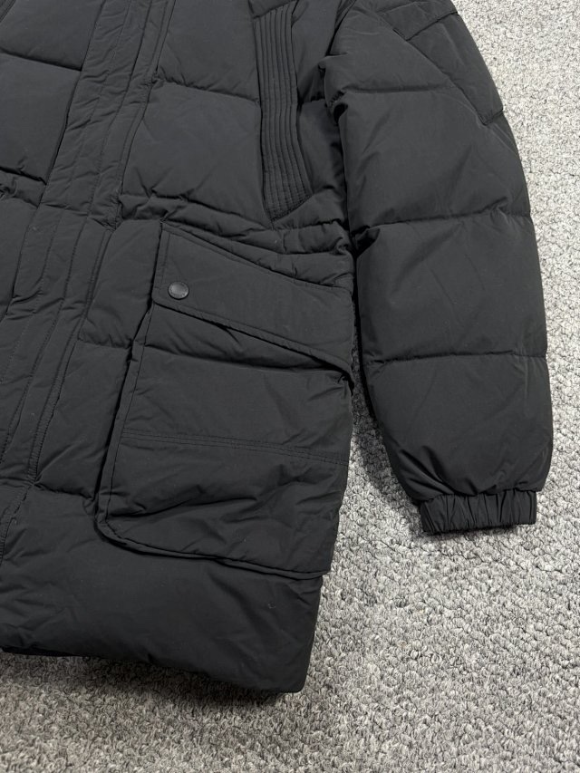 1180💰（编号07）
断码亏本特价🉐不退换码一次
之前卖1550的，还有三个码数就几件，拼手速
秋冬 c.p纯正 男士 机能护目镜 成衣染色工艺 中长款连帽羽绒服
禁止上架咸鱼某宝，查到后果自负，谢谢理解&hellip;&hellip;

纯正品，官网还没有上架，国内蕞少8k多，石头岛的爸爸品牌，设计 用料都是奢侈品级别，给真正需要好货的客户，必定这个价格实体店也只能买个Gxg太平鸟之类的，完全不在一个格调上&hellip;&hellip;
衣服属于厚款，填充的日本进口池田羽绒，50码的都有300克绒了，外部梭织面料，经过成衣染色处理，(什么叫成衣染色，就是这个衣服本身做出来的成品是纯白色的，然后再进行染色处理，工艺很复杂，成本很高，市面上F货也做不出来的)，他家蕞出名的也是这个成衣染色系列，真的将服装做到极致！
部分没有二维码，随机发货，需要二维码的可以加钱去工厂配&hellip;&hellip;
衣服很厚实，而且是出口韩国的亚洲订单，尺码并不大，不要买太小&hellip;&hellip;
48 胸围112 衣长80
50 胸围116 衣长81
52 胸围120 衣长82
54 胸围124 衣长83
56 胸围128 衣长84