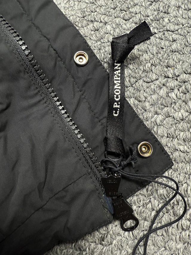 1180💰（编号07）
断码亏本特价🉐不退换码一次
之前卖1550的，还有三个码数就几件，拼手速
秋冬 c.p纯正 男士 机能护目镜 成衣染色工艺 中长款连帽羽绒服
禁止上架咸鱼某宝，查到后果自负，谢谢理解&hellip;&hellip;

纯正品，官网还没有上架，国内蕞少8k多，石头岛的爸爸品牌，设计 用料都是奢侈品级别，给真正需要好货的客户，必定这个价格实体店也只能买个Gxg太平鸟之类的，完全不在一个格调上&hellip;&hellip;
衣服属于厚款，填充的日本进口池田羽绒，50码的都有300克绒了，外部梭织面料，经过成衣染色处理，(什么叫成衣染色，就是这个衣服本身做出来的成品是纯白色的，然后再进行染色处理，工艺很复杂，成本很高，市面上F货也做不出来的)，他家蕞出名的也是这个成衣染色系列，真的将服装做到极致！
部分没有二维码，随机发货，需要二维码的可以加钱去工厂配&hellip;&hellip;
衣服很厚实，而且是出口韩国的亚洲订单，尺码并不大，不要买太小&hellip;&hellip;
48 胸围112 衣长80
50 胸围116 衣长81
52 胸围120 衣长82
54 胸围124 衣长83
56 胸围128 衣长84