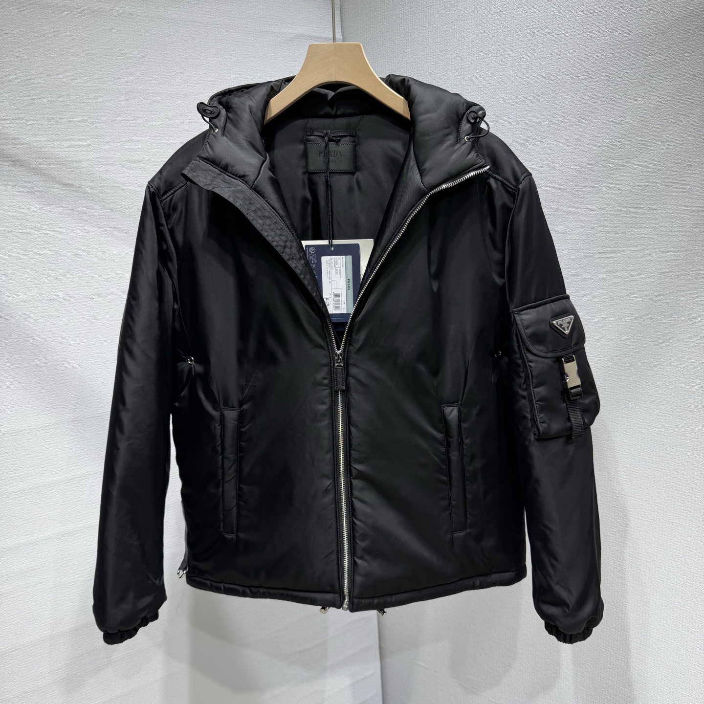 880💰（编号69）
PRD连帽棉服
再生尼龙面料，厚款棉服
袖标口袋三角标
下摆防风抽绳，后长前短设计
尺码S M L XL XXL