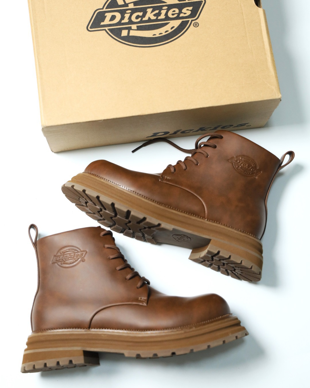 248💰（编号78）
Dickies 户外经典马丁靴  牛皮革  厚底 深棕色 百分百正品  货号：244M50LXS05D深棕 TPD+橡胶大底 数量不多 
两款 ⚠️光面无40，很少看中速度
39 40 41 42 43 44 45 现货秒发  