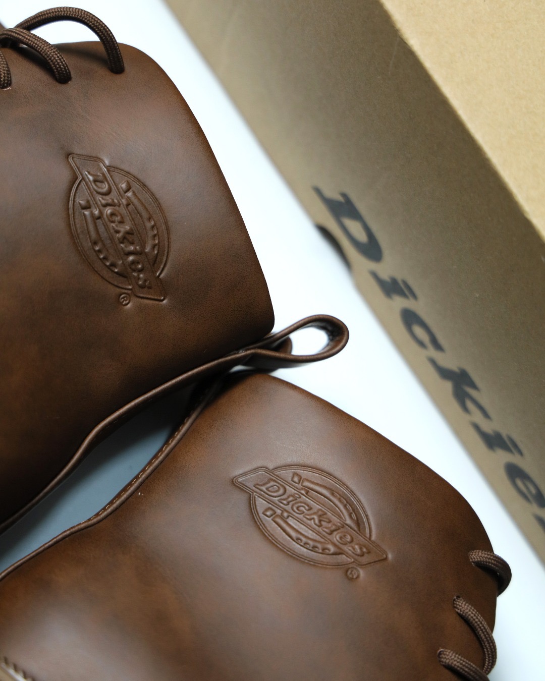 248💰（编号78）
Dickies 户外经典马丁靴  牛皮革  厚底 深棕色 百分百正品  货号：244M50LXS05D深棕 TPD+橡胶大底 数量不多 
两款 ⚠️光面无40，很少看中速度
39 40 41 42 43 44 45 现货秒发  