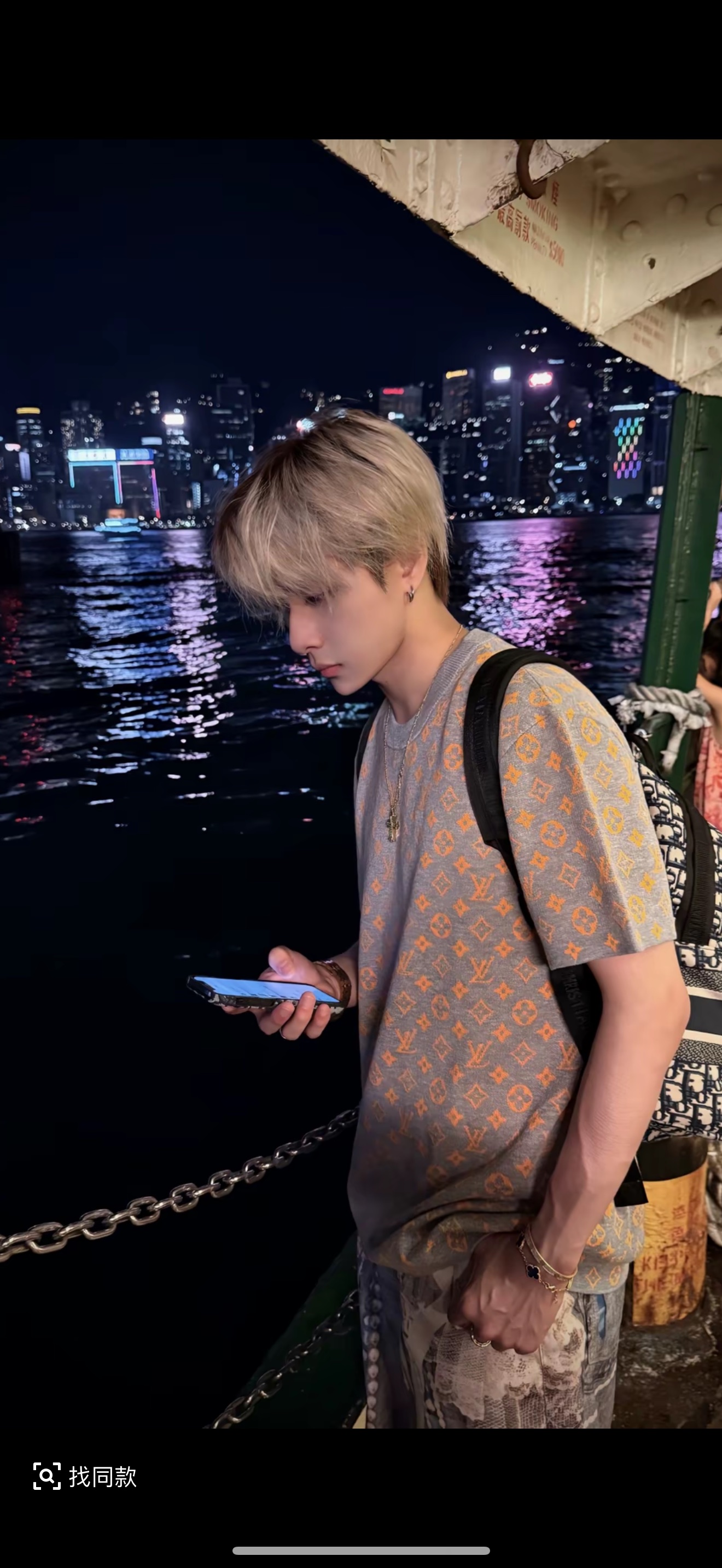 238💰（编号101）
LOUIS VUITTON 字母短袖圆领T恤 灰色 LV满印花卉针织圆领短袖
男女同款