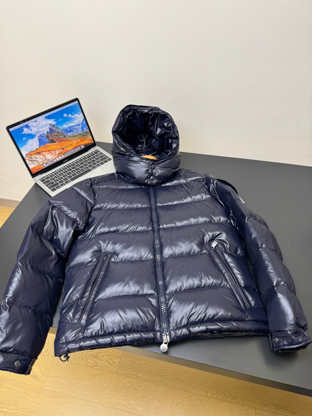 600💰（编号3）
Moncle*r蒙口 maya70周年纪念款亮面鹅绒羽绒服

官网在售14900软妹币！

面料 外层是Super laque防水尼龙 奢华亮面 
填充蒙口专用最高等级DIST 90白鹅绒 
里外鼓鼓囊囊全是绒 又轻 又蓬松 又饱满 绗缝大格的填充设计 按压时有明显的空气感
上身轻盈有型 很温暖那种感觉 特别舒服😌 
