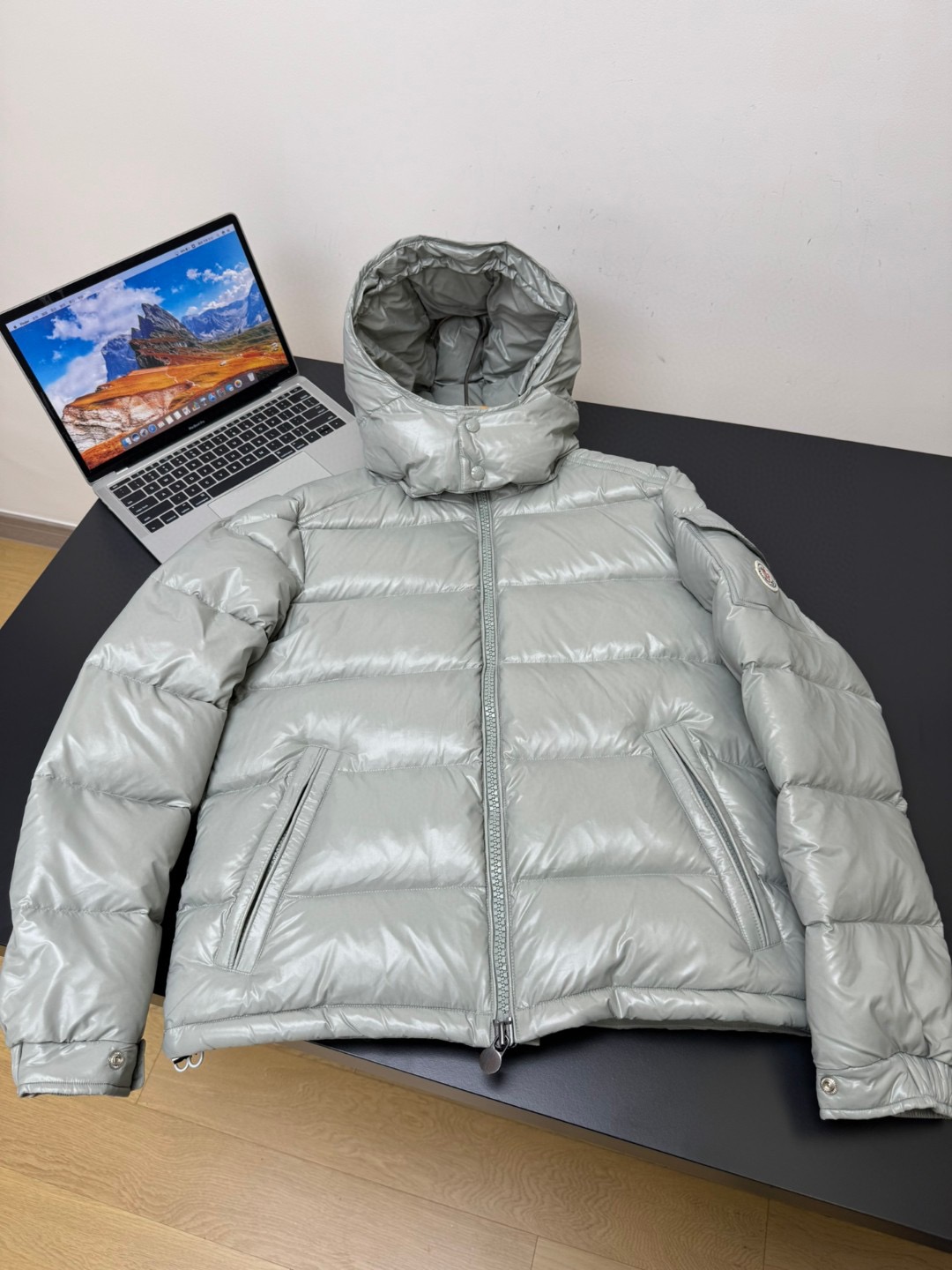 600💰（编号3）
Moncle*r蒙口 maya70周年纪念款亮面鹅绒羽绒服

官网在售14900软妹币！

面料 外层是Super laque防水尼龙 奢华亮面 
填充蒙口专用最高等级DIST 90白鹅绒 
里外鼓鼓囊囊全是绒 又轻 又蓬松 又饱满 绗缝大格的填充设计 按压时有明显的空气感
上身轻盈有型 很温暖那种感觉 特别舒服😌 
