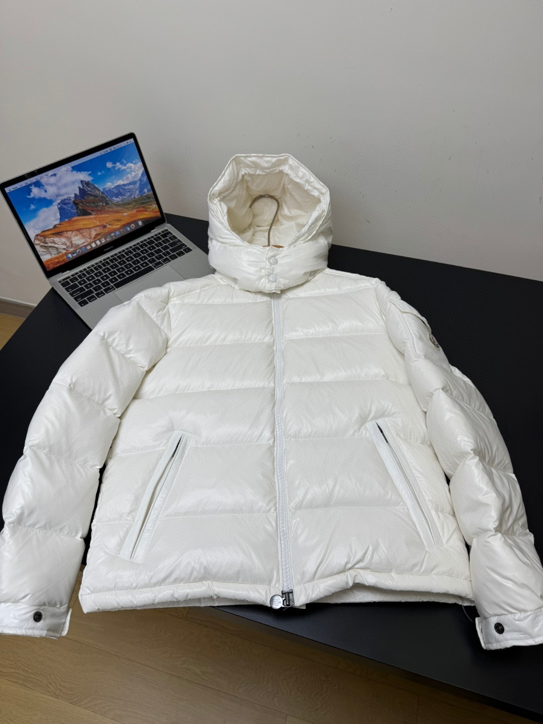 600💰（编号3）
Moncle*r蒙口 maya70周年纪念款亮面鹅绒羽绒服

官网在售14900软妹币！

面料 外层是Super laque防水尼龙 奢华亮面 
填充蒙口专用最高等级DIST 90白鹅绒 
里外鼓鼓囊囊全是绒 又轻 又蓬松 又饱满 绗缝大格的填充设计 按压时有明显的空气感
上身轻盈有型 很温暖那种感觉 特别舒服😌 
