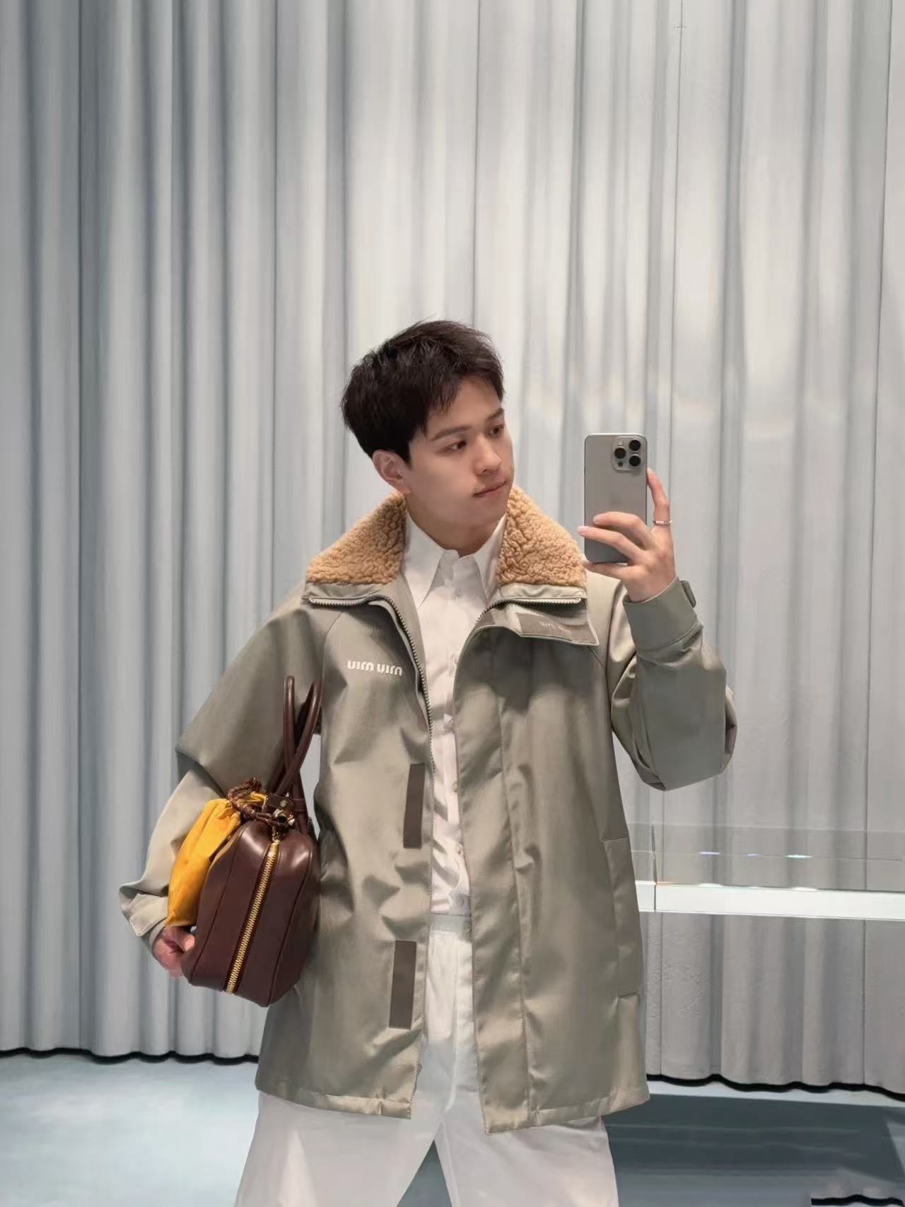 280💰（编号102）顺丰包邮🉐亏本特价不退换🉐
MIU MIU 男女同款 Cordura夹克

宽松版型 尺码S M L