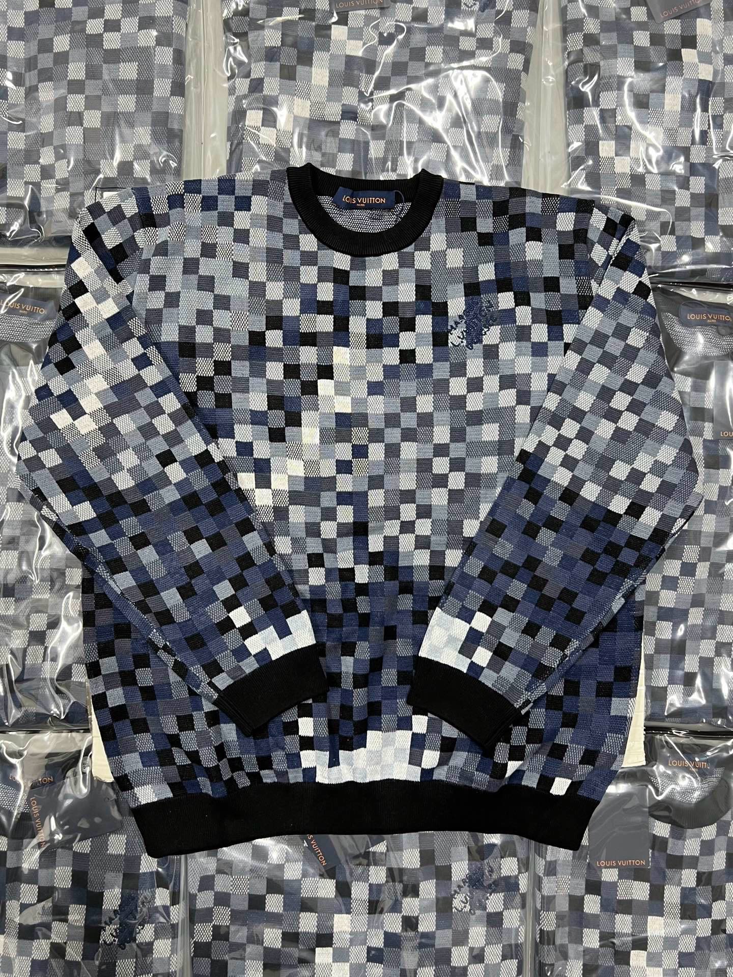238💰顺丰包邮⚠️亏本特价不退换🉐（编号102）
LOUIS VUITTON圆领罗纹提花长袖针织衫

宽松版型 尺码：S M L XL

建议手洗（本产品为毛料织造而成不易机洗）