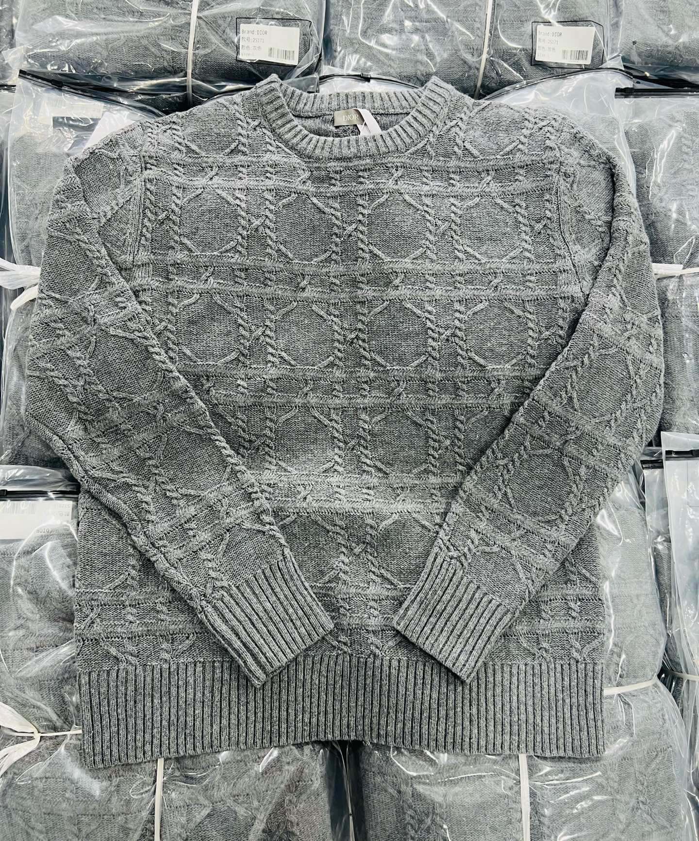 228💰顺丰包邮⚠️亏本特价不退换🉐（编号102）
DIOR 羊绒织物藤格纹针织衫

尺码：S M L XL
建议手洗（本产品为毛料织造而成不易机洗）
