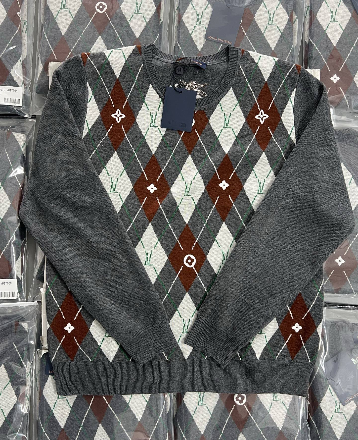 193💰顺丰包邮⚠️亏本特价不退换🉐（编号102）
LOUIS VUITTON25SS菱纹提花毛织圆领衫

尺码S M L XL
建议手洗或干洗（本产品为毛料织造而成不易机洗）