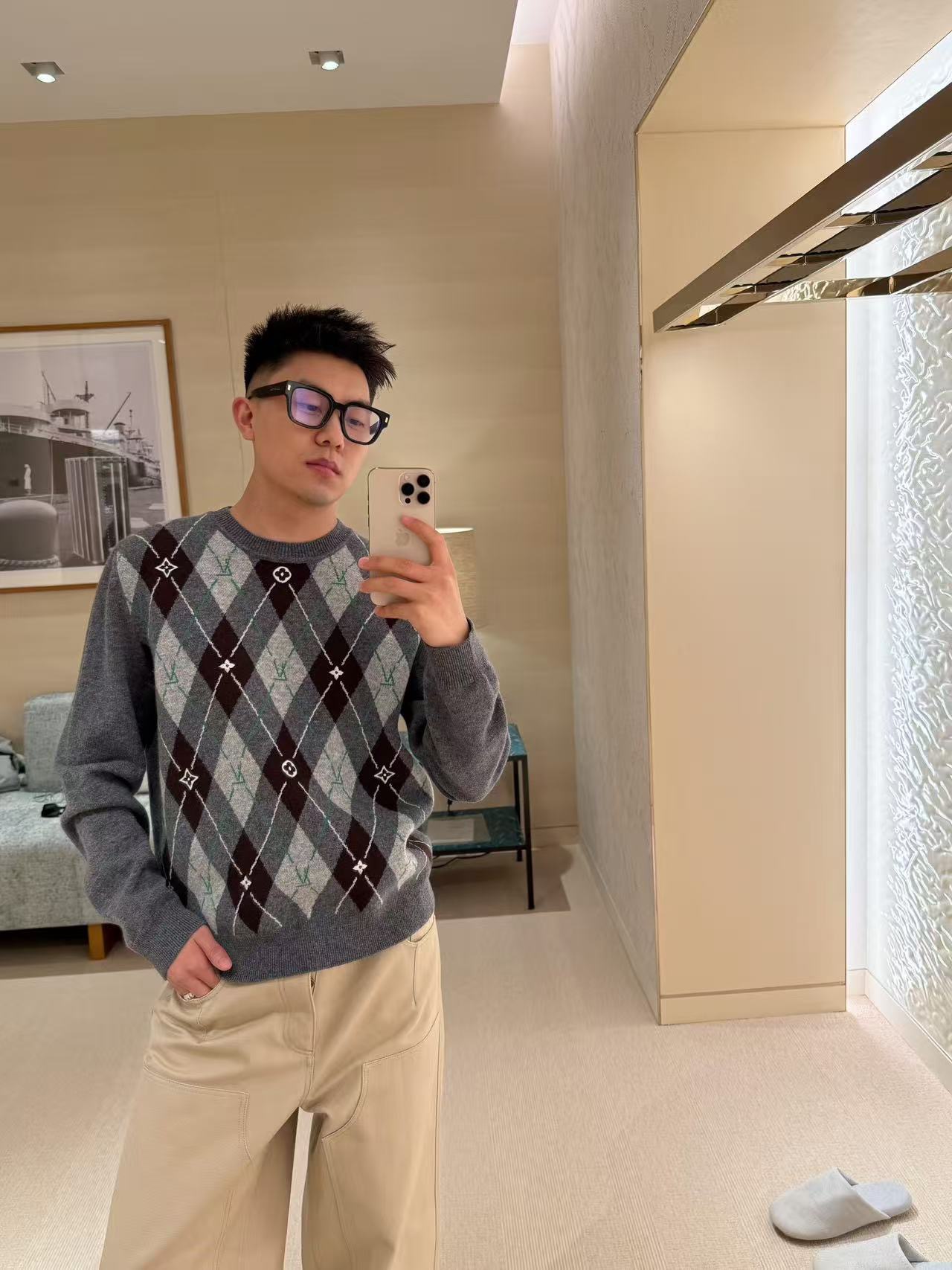 193💰顺丰包邮⚠️亏本特价不退换🉐（编号102）
LOUIS VUITTON25SS菱纹提花毛织圆领衫

尺码S M L XL
建议手洗或干洗（本产品为毛料织造而成不易机洗）