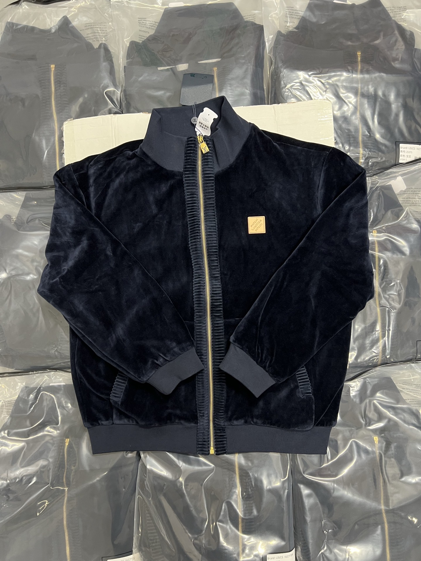 440💰包顺丰（编号102）
LOUIS VUITTON 25SS丝绒拉链口袋罗纹运动衫外套夹克

同款长裤也有 一套拿优惠15 

尺码：S M L XL
