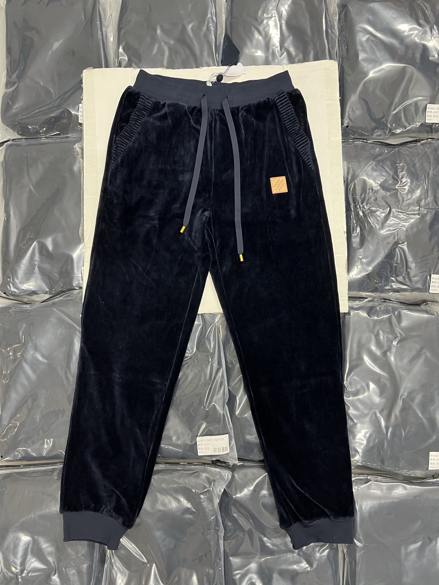 280💰包顺丰（编号102）
LOUIS VUITTON 25SS丝绒纯色抽绳针织运动长裤

同款外套也有 一套拿优惠15 

尺码：S M L XL
