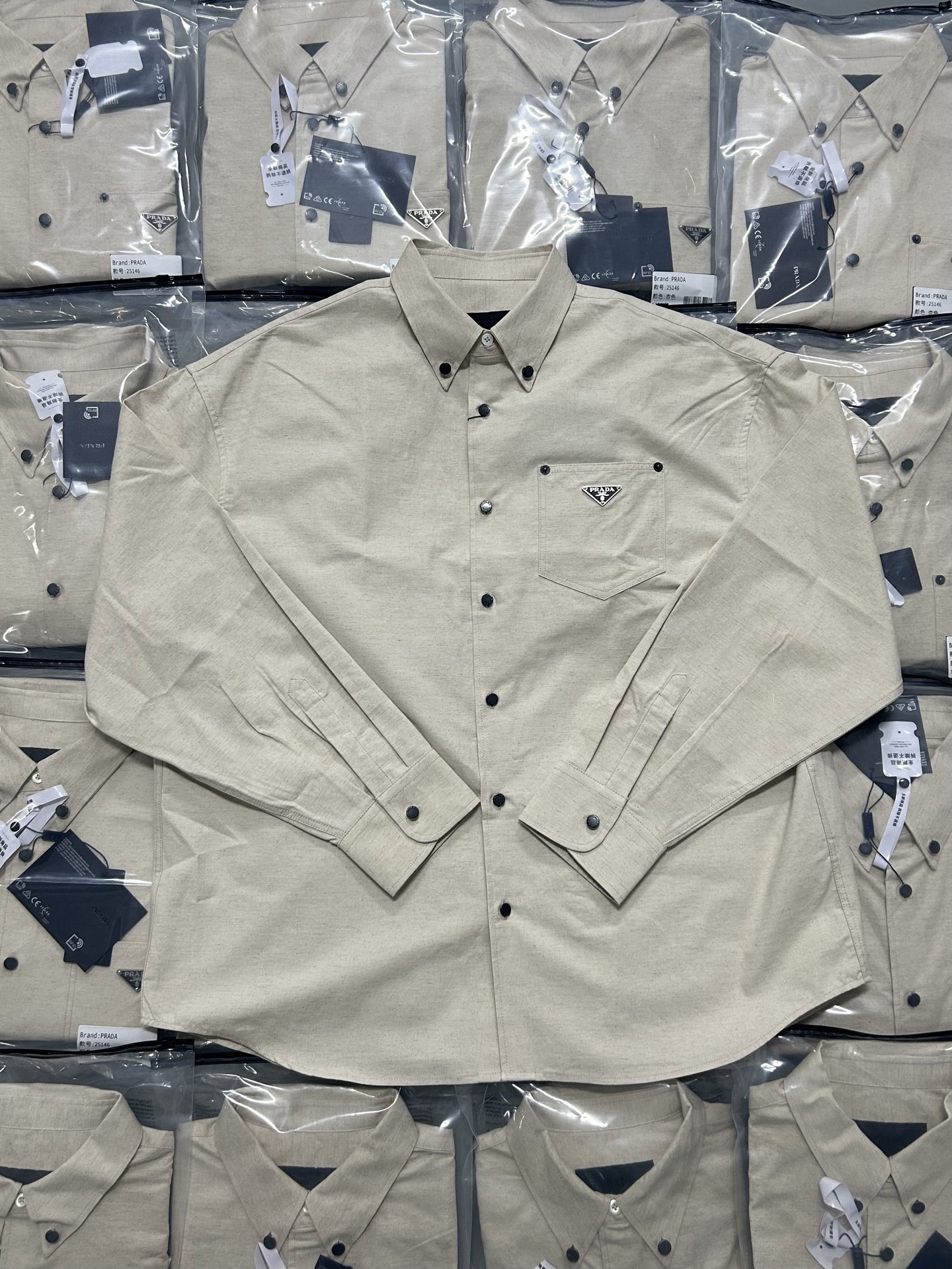 280💰（编号102）
PRADA 25SS纯色单排扣三角标长袖衬衫

●尺码：S M L XL 
