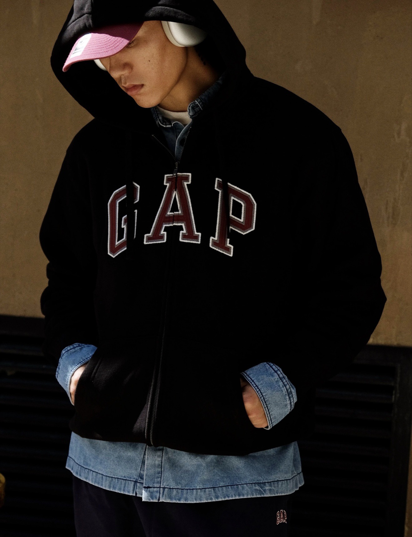 140💰（编号78）
正品GAP 连帽拉链卫衣外套
男女同款 内里薄绒 带抽绳 胸前贴布刺绣logo 百搭单品 叠穿 内搭都很不错 
黑色 灰色 S-XL 现货秒发