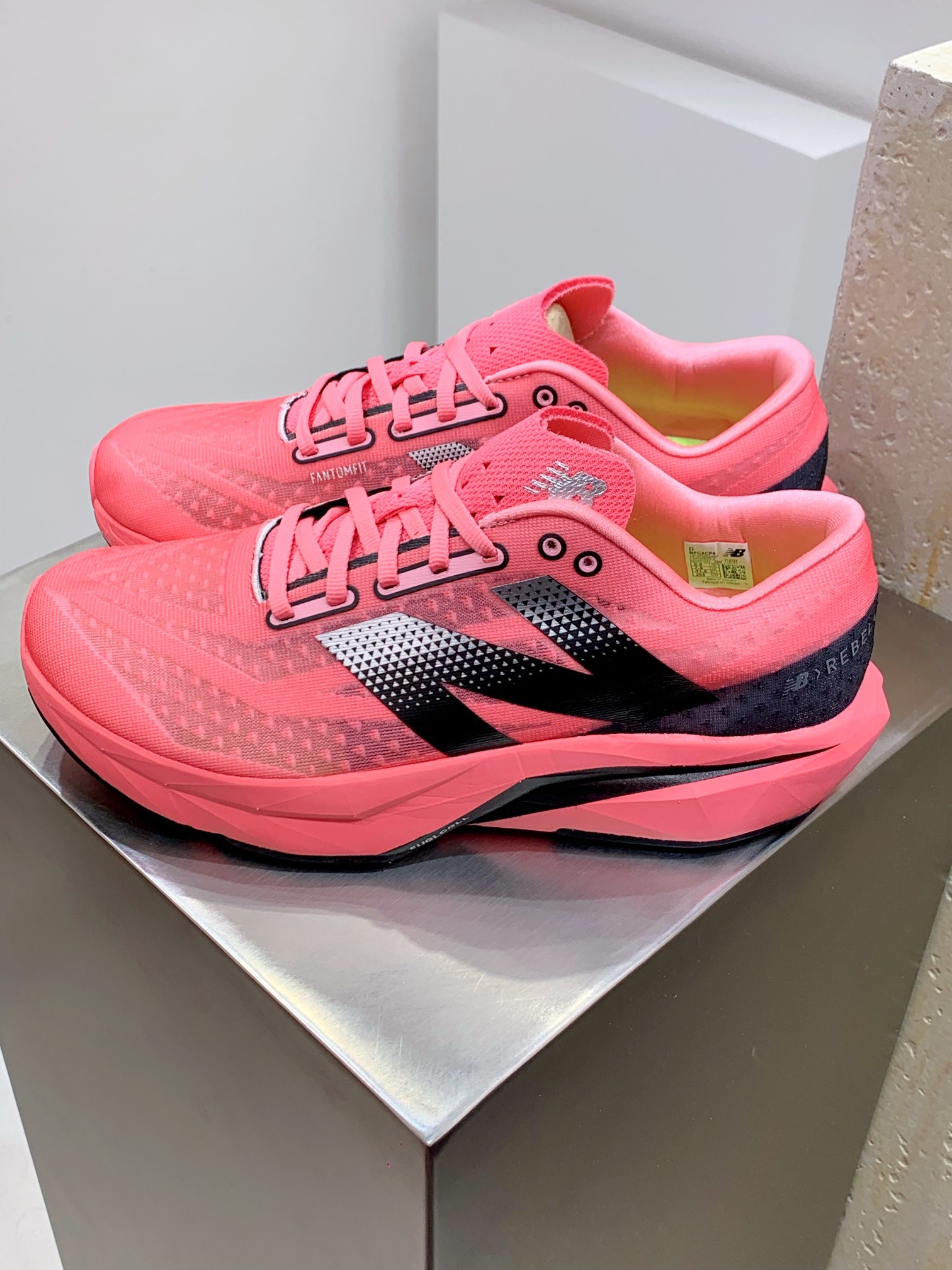 终端特价得️福利套现 本地 🔘FY版#男女鞋真标半码制#原楦原纸版开发版型#采用超轻透气3D针织网纱线材料结构鞋面及打印Logo细节#中底嵌入FuelCell轻量化技术组合全掌纤维塑料TPU板❗️全天候日常跑鞋!NB新百伦New Balance FuelCell Rebel v4 Preview 叛逆者v4系列低帮超轻量化马拉松运动慢跑鞋MFCXLUM