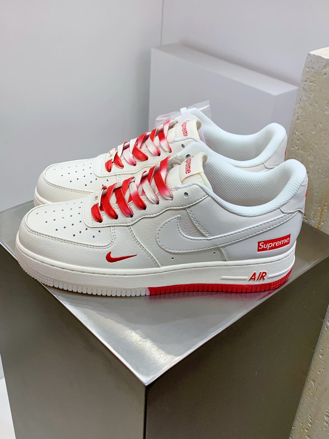 NO:270212,Men's and women's shoes are genuine half-coded, #Original last original paper version development #Use soft lychee pattern cow leather combination pig-ba leather upper material #built-in full palm Air Sole air cushion creative customization, joining the American trendy clothing brand/Supreme x Nike Air Force 1 07 Low 