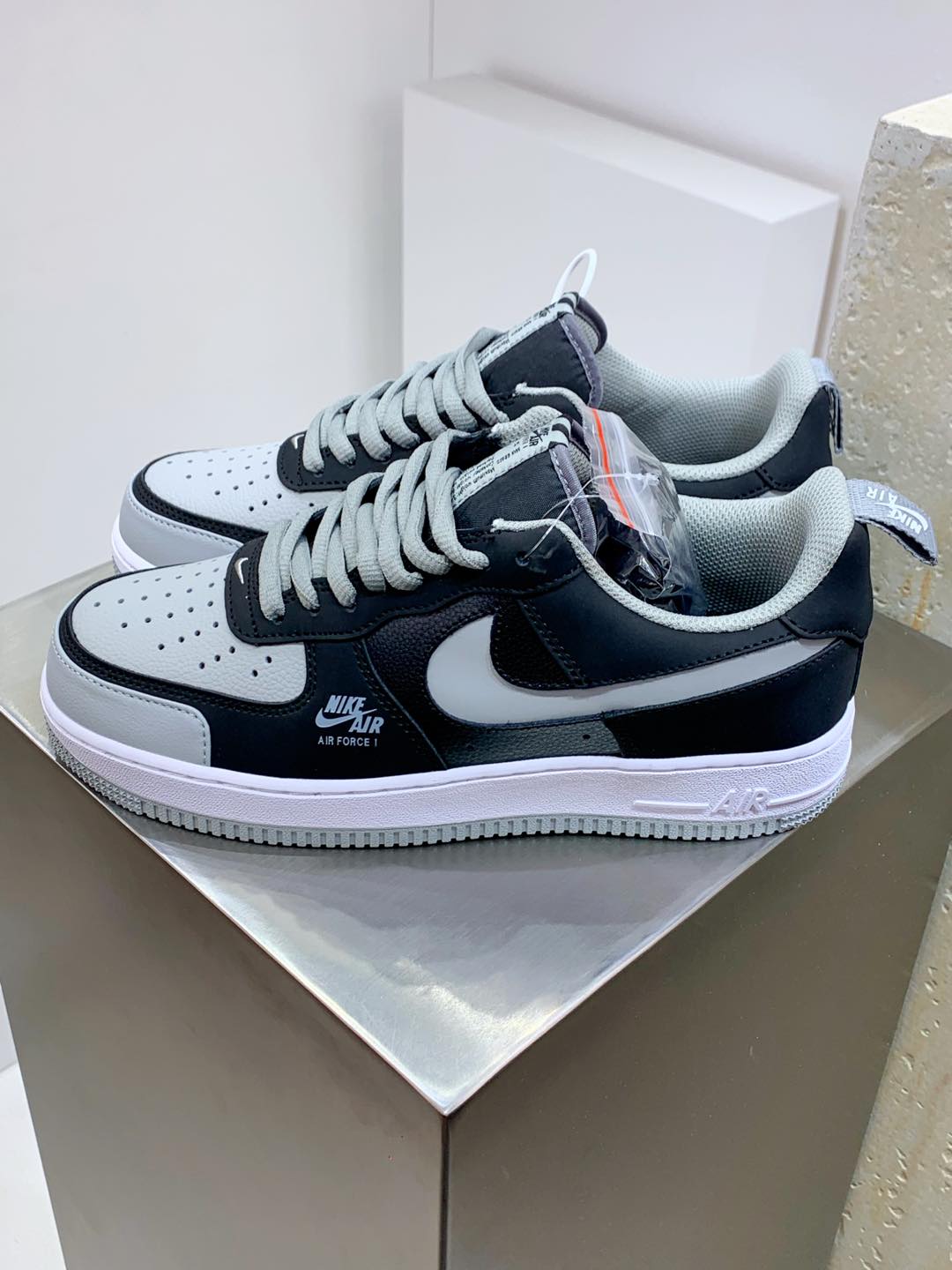 NO:270218,Men's and women's shoes are genuine with half-size #Original last original paper version data development version #Use hard lychee pattern oxgeng leather upper material #Built-in full palm Air Sole air cushion brand new and improved function lifting design heel, hollow hook inner waist details Nike Nike Air Force 1 07 Low Premium 