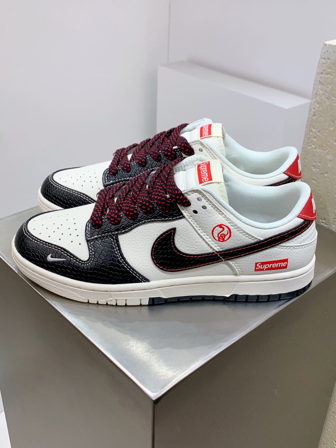 NO:270219,AL#NIKE SB Dunk Low x Supreme Year of the Snake Modern White and Black Hooks Starry Sky Production Highly Recommended Original Head Layer Material Exclusive Edition Distillation Processing brings a better visual and foot experience Large factory pure original quality shipment Cleanliness Electric embroidery process Clean cut without any burrs Perfect details Official item number XX9935 035CC Size 36 36.5 37.5 38 38.5 39 40 40.5 41 42 42.5 43 44 44.5 45,19860909AL#NIKE SB Dunk Low x Supreme 蛇年现代 白黑小钩满天星 公司级出品 极力推荐 原装头层材料 独家版型蒸餾加工 帶來的是更好的视觉和脚感体验 大厂纯原品质出货 清洁度 电绣工艺 皮料切割干净无任何毛边 细节完美 官方货号XX9935 035CC 尺码 36 36.5 37.5 38 38.5 39 40 40.5 41 42 42.5 43 44 44.5 45,,Men's shoes