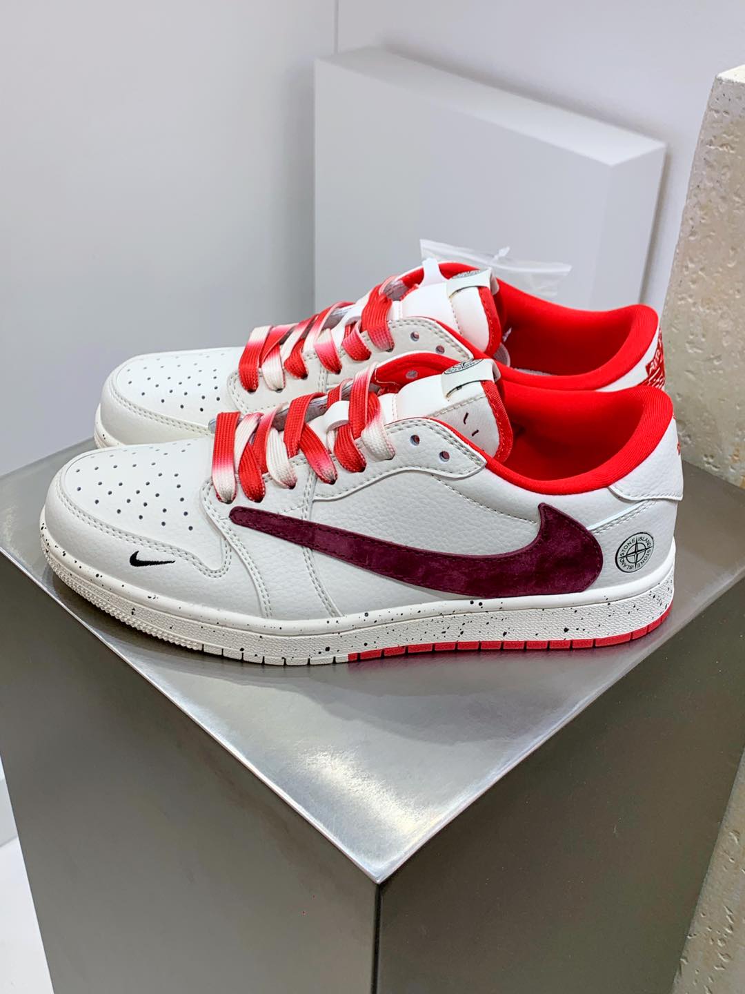 NO:270221,Upgraded Z version #Men and women's shoes real half-coded #Use soft lychee pattern ox leather fabric upper material #Minimal pull-top midsole cloth #Sock-mounted EVA cushioning material and glue back #Built-in air cushioning and wear-resistant rubber outsole creative custom-made joint color matching, joining Italian functional fashion brand/Stone Island x Nike Air Jordan 1 Low OG SP