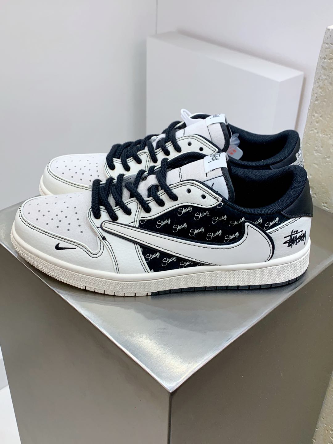 NO:270223,Upgraded Z version #Men and women's shoes real label half-size system #Use soft cow leather combination pig-ba leather upper material #Minimal pull-top midsole cloth #Sock-mounted EVA cushioning material and glue back #Built-in air cushioning and wear-resistant rubber outsole creative custom three-party joint color matching, American Yuanzu street fashion brand-Stussy x Travis Scott x Nike Air Jordan 1 Low OG