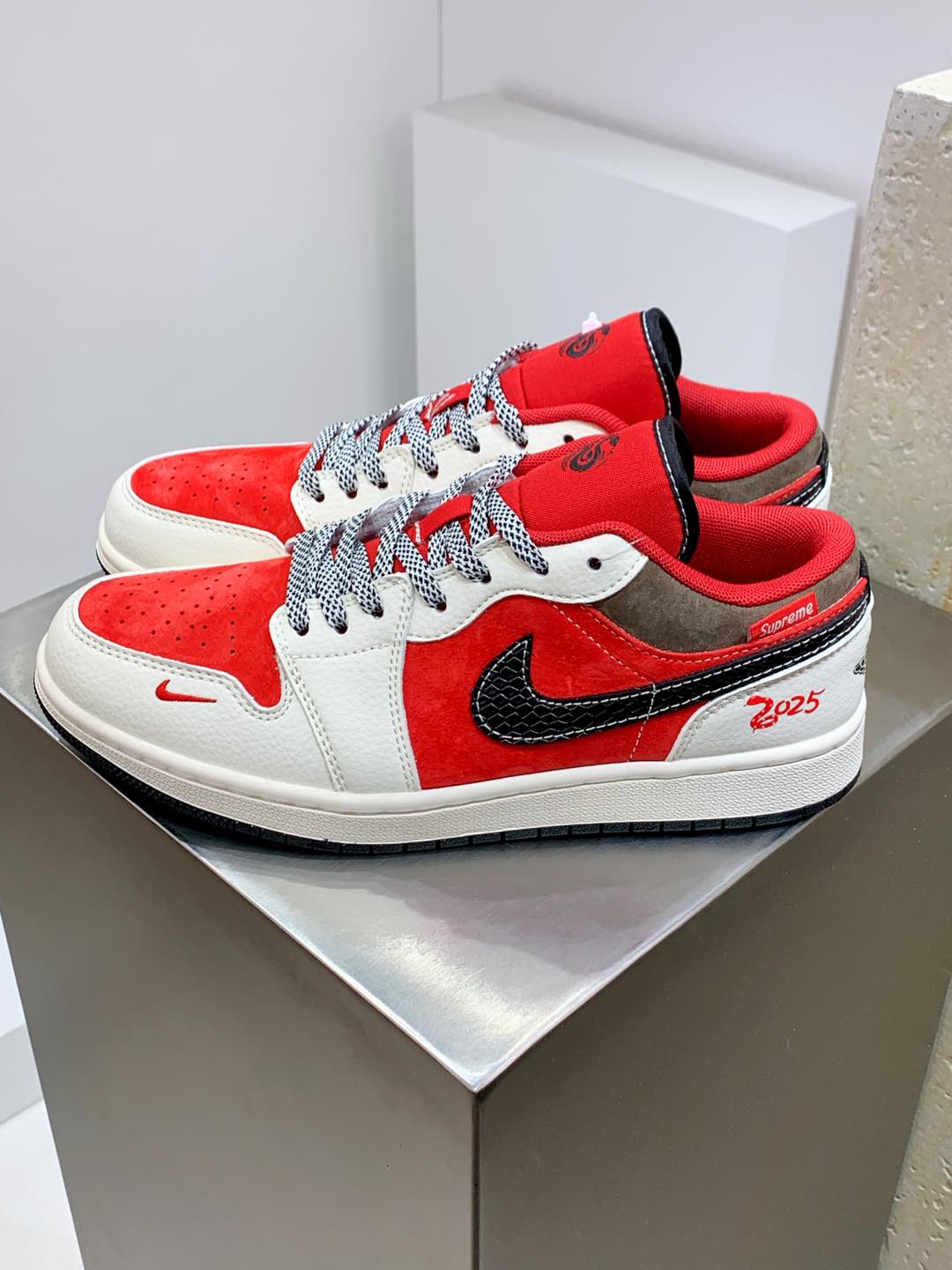 NO:270225,Upgraded Z version #Men and women's shoes real label half-size #Use soft lychee pattern cow leather combination pig-ba leather upper material #Minimal pull-top midsole cloth #Sock-mounted EVA cushioning material and glue back #Built-in air cushioning and wear-resistant rubber outsole creative custom joint color matching, classic American street brand - supreme Supreme x Nike Air Jordan 1 Low OG