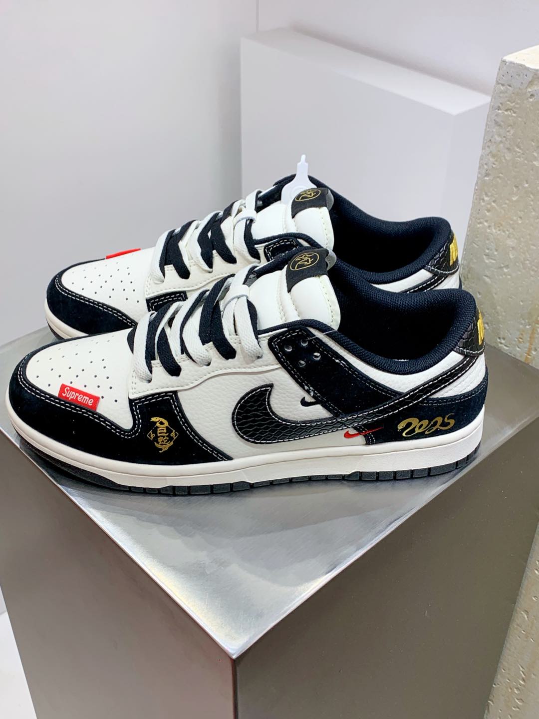 NO:270227,Upgraded Z version #Men and women's shoes real label half-code system #New updated data narrow last head-shaped version #Use fixed color pig-ba leather combination cow cut leather upper material #Minimal pull-top midsole cloth #Sock-mounted EVA cushioning material and glue back #New narrow version head-resistant wear-resistant rubber outsole 2025 Snake Year Creative Customized Color, Classic American Street Brand-Supreme x Nike By You SB Dunk Low