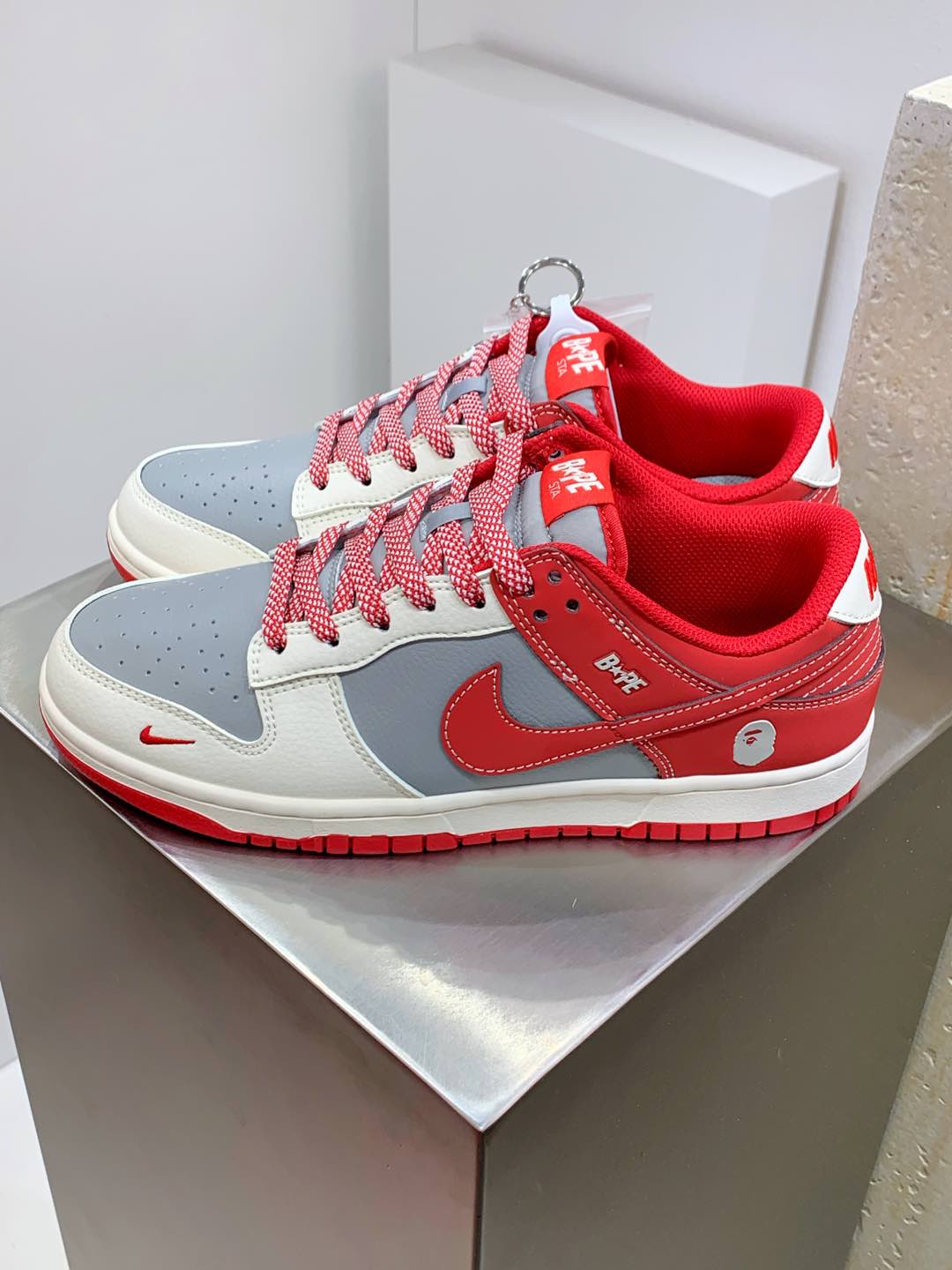 NO:270235,Upgraded Z version #Men and women's shoes real label half-code system #New version updated data narrow last head-shaped version #Use soft lychee pattern ox leather upper material #Main factory strictly controls cleanliness #Mindled pull-top midsole cloth #Soiler embedded with EVA cushioning material and back glue#New narrow version head wear-resistant rubber outsole creative custom color scheme, Japanese Riharajuku trendy brand A Bathing Ape Bape x Nike SB Dunk Low 