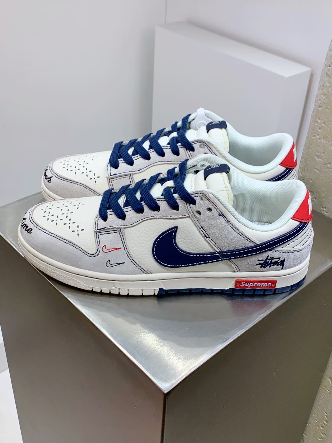 NO:270229,Upgraded Z version #Men and women's shoes real label half-code system #New version updated data narrow last head-shaped version #Use cow cut leather shoes combination pig-ba leather upper material #Minimal pull-top midsole cloth #Sock-mounted EVA cushioning material and glue back #New narrow version of head-resistant wear-resistant rubber outsole creative custom three-party joint color matching, classic American street brand Stussy and supreme Supreme Stussy x Nike By You SB Dunk Low Retro SP slam dunk series low-top casual sports skateboard shoes 