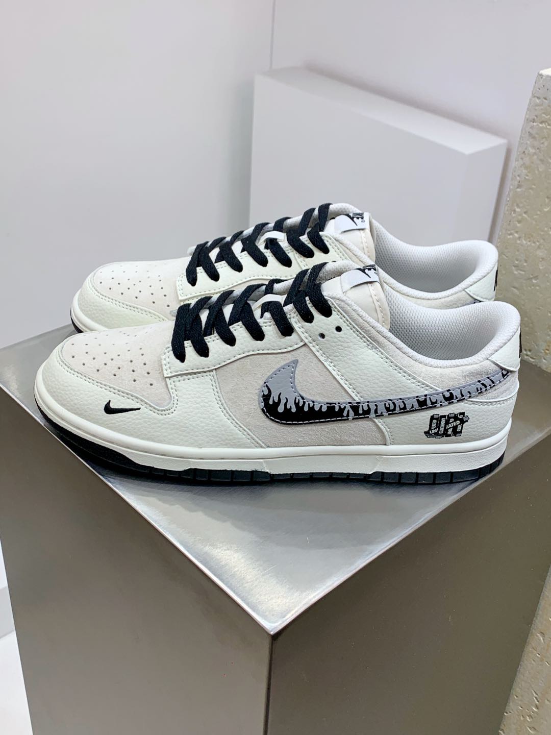 NO:270231,Upgraded Z version #Men and women's shoes real label half-code system #New version updated data narrow last head-shaped version #Use soft lychee pattern cow leather combination pig-ba leather upper material #Minimal pull-top midsole cloth #Soiler embedded in EVA cushioning material and glue back #New narrow version of head-resistant wear-resistant rubber outsole custom-made joint-branded beauty fashion origin brand/Five bar UNDEFEATED x Nike By You SB Dunk Low Retro Slam Dunk Series Low-top casual sports skateboard shoes 