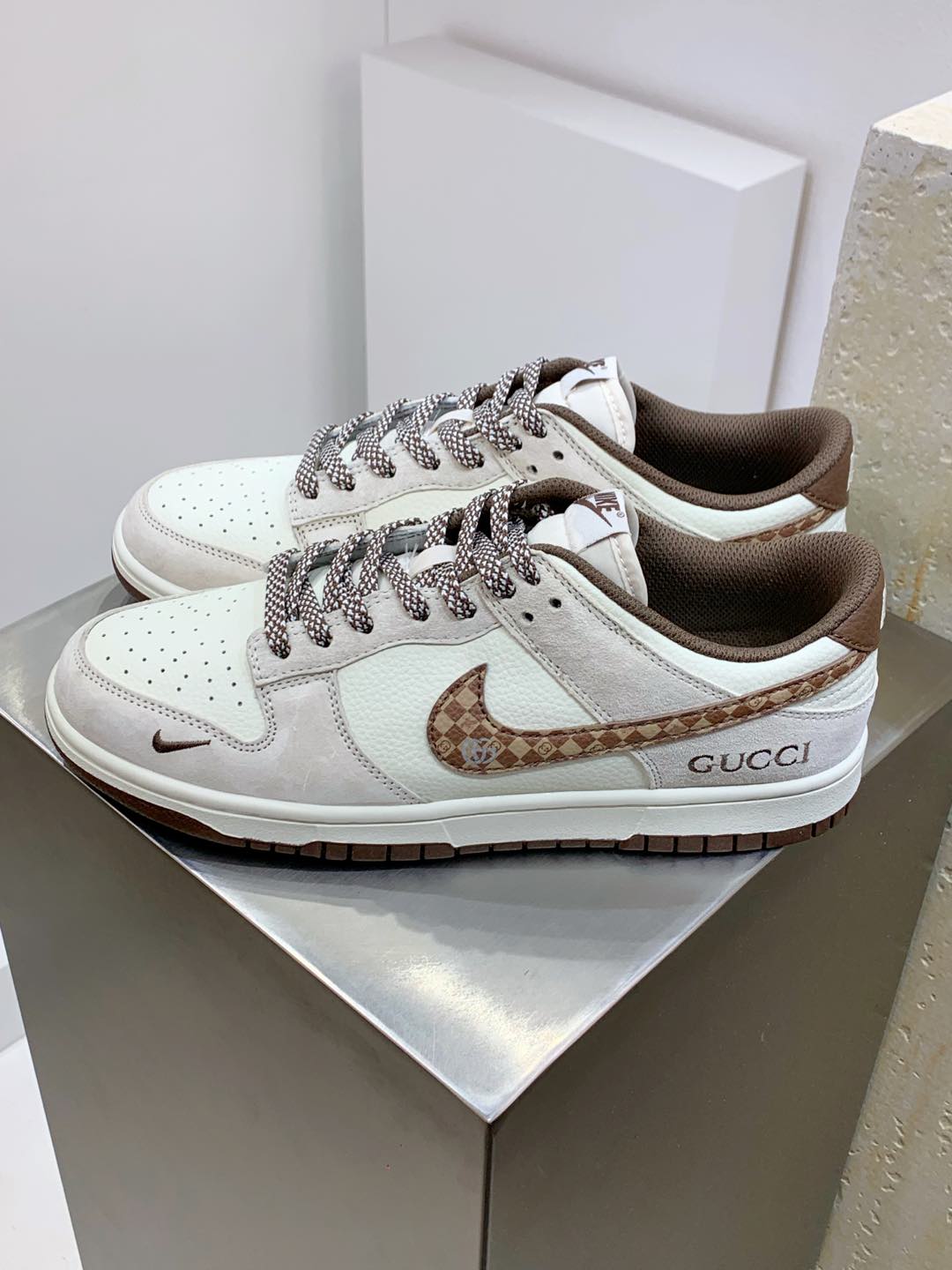 NO:270233,Upgraded Z version #Men and women's shoes real label half-code system #New updated data narrow last head-shaped version #Use fixed color pig-ba leather combination GG printed beef leather upper material #Main factory level strict control of cleanliness #Minimal pull-top midsole cloth #Socket inlay EVA cushioning material and glue back #New narrow version head-resistant wear-resistant rubber outsole creative custom color matching, joining Italian luxury brand-Gucci x Nike SB Dunk Low 