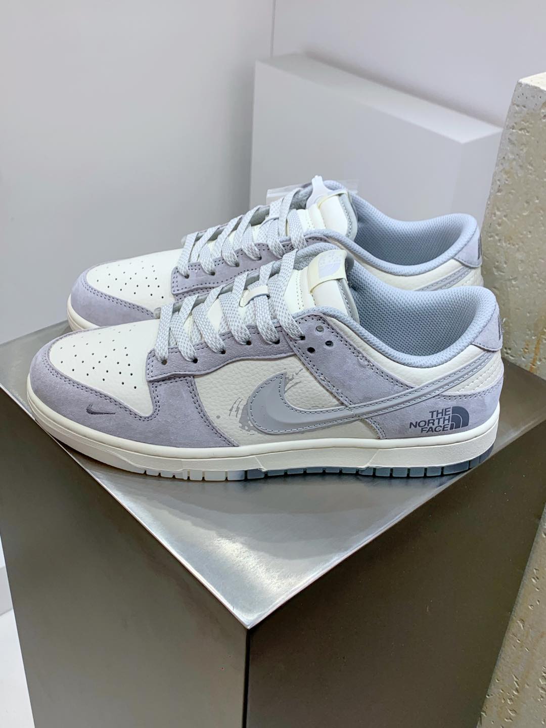 NO:270220,Upgraded Z version #Men and women's shoes real label half-size system #New version updated data narrow last head-shaped version #Use fixed color pig-ba leather combination lychee pattern ox cut leather upper material #Minimal pull-top midsole cloth #Soiler embedded in EVA cushioning material and glue back #New narrow version head-resistant wear-resistant rubber outsole creative custom joint brand, famous outdoor brand · North Face x Nike SB Dunk Low 