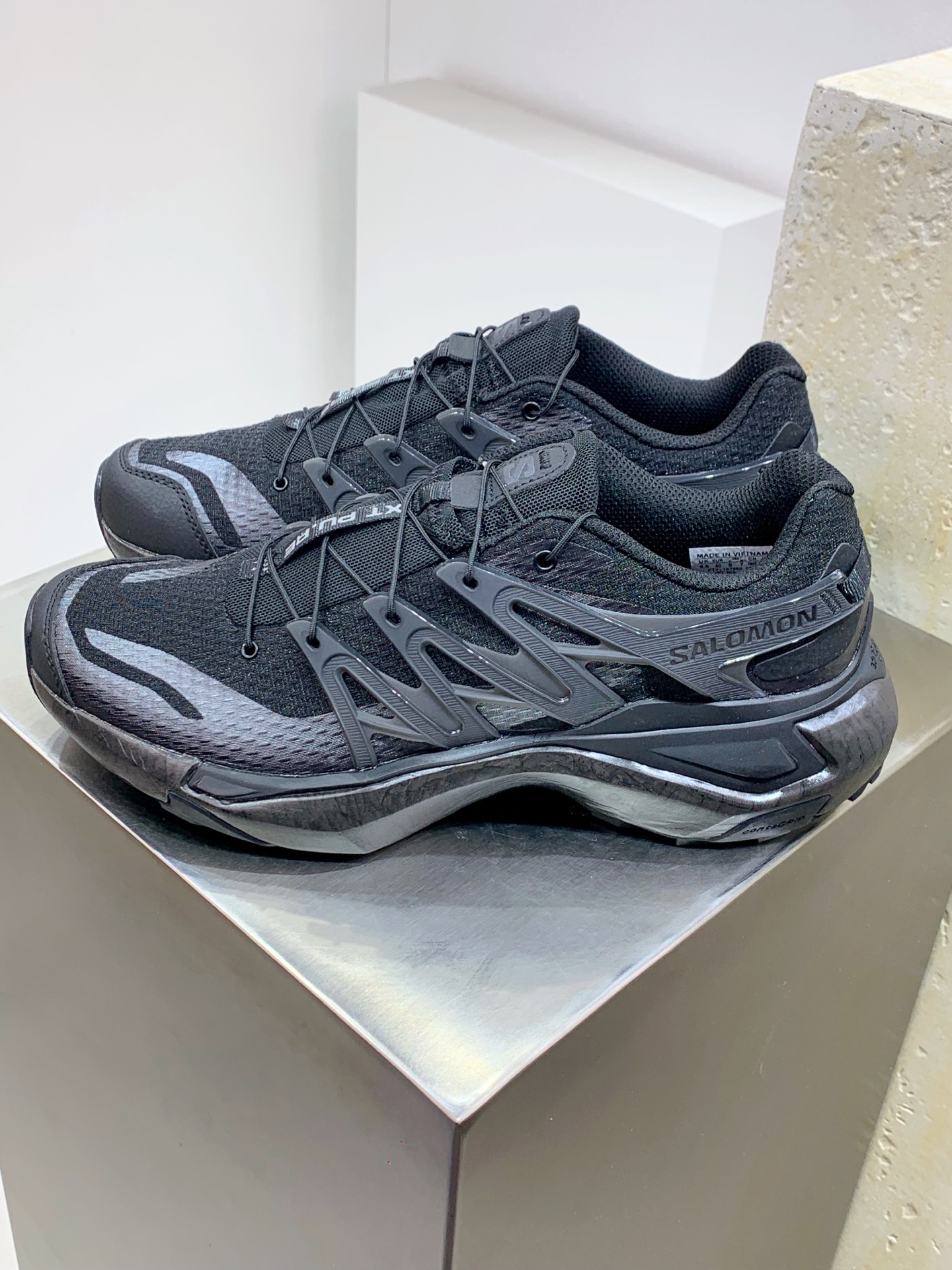 NO:271790,H#Salomon XT Pu.re Advanced Trendy off-road functional outdoor functional shoes Pure original production Pure original foreign trade platform special orders Time spent half a year Developing a full set of original cardboard lasts Original special mesh fabric supporting to ensure original flavor Perfect presentation of the style Original data Exclusive private model five-layer combination sole Men and women's shoes are synchronized to 46.5 Original Ortholite lightweight insole Midsole cloth with steel stamp number Original TPU lock buckle Imported port treasure blessing Natural heel full Restore company wrapping The upper adopts SENSIFT fitting technology All-round fitting the wrapping foot shape Heel sole traction design Provides powerful grip performance More adaptable to rough roads in the wild Its 3D ADVANCED CHASSIS chassis  Lightweight material, more stable and protective. The sole is easily worn. CONTAGRIP high wear-resistant materials are used in areas with easy wear to cope with the test of long-distance running of urban hard roads. Official item number: 474460 263633 Size 36 36.5 37.5 38 38.5 39 40 40.5 41 42 42.5 43 44 44.5 45 46 46.5,19860909H#Salomon XT Pu.re Advanced 潮流越野机能户外功能鞋 纯原出品 纯原外贸平台特供订单 耗时半年巨作 全套原纸板楦头开发 原厂特供网布配套加持 确保原汁原味 完美呈现版型 原档数据独家私模五层组合大底 男女鞋同步官方开发至46.5 原装Ortholite轻量化鞋垫 中底布带钢印编号 原厂TPU锁扣 进口港宝加持 后跟自然饱满 还原公司包裹性 鞋面采用SENSIFT贴合技术 全方位贴合包裹脚型 鞋跟部鞋底牵引设计 提供强大的抓地性能 更适应野外崎岖不平的道路 其3D ADVANCED CHASSIS底盘 材料轻量大化 钉齿设计更具稳定性 防护性 鞋底易磨损区运用CONTAGRIP高耐磨材料 应对城市硬质路面长距离跑考验 官方货号: 474460 263633 尺码36 36.5 37.5 38 38.5 39 40 40.5 41 42 42.5 43 44 44.5 45 46 46.5,,Men's shoes