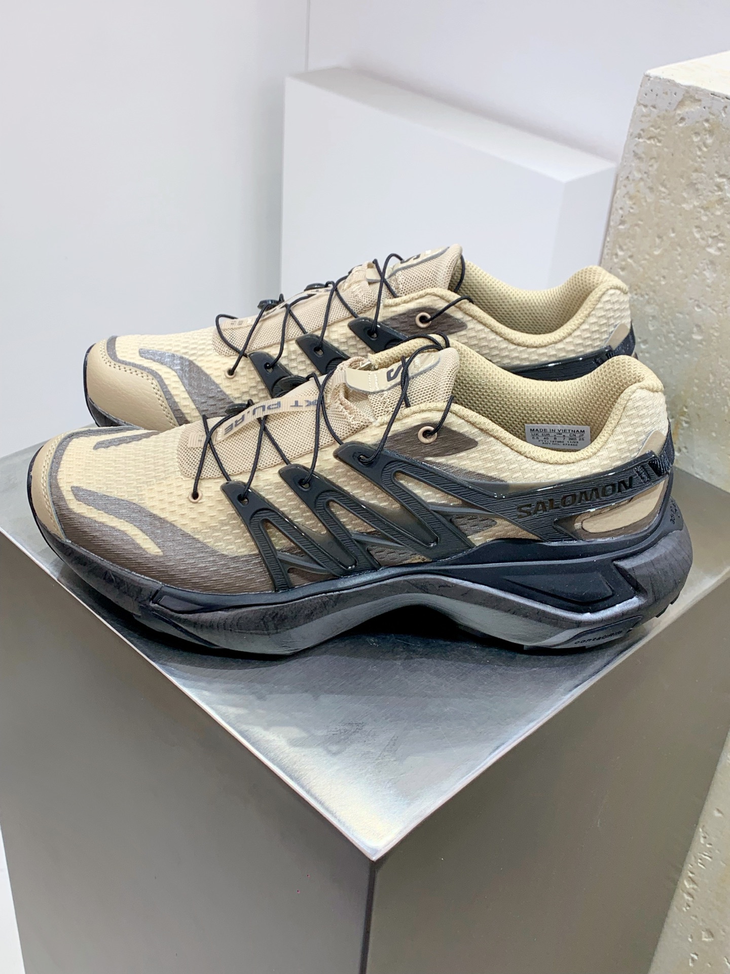 NO:271791,H#Salomon XT Pu.re Advanced Trendy off-road functional outdoor functional shoes Pure original production Pure original foreign trade platform special orders Time spent half a year Developing a full set of original cardboard lasts Original special mesh fabric supporting to ensure original flavor Perfect presentation of the style Original data Exclusive private model five-layer combination sole Men and women's shoes are synchronized to 46.5 Original Ortholite lightweight insole Midsole cloth with steel stamp number Original TPU lock buckle Imported port treasure blessing Natural heel full Restore company wrapping The upper adopts SENSIFT fitting technology All-round fitting the wrapping foot shape Heel sole traction design Provides powerful grip performance More adaptable to rough roads in the wild Its 3D ADVANCED CHASSIS chassis  The material is lightweight and the nail teeth design is more stable and protective. The sole is easily worn and used to wear CONTAGRIP high wear-resistant materials to cope with the long-distance running test of urban hard roads. Official item number: 474462 253633 Size 36 36.5 37.5 38 38.5 39 40 40.5 41 42 42.5 43 44 44.5 45 46 46.5,19860909H#Salomon XT Pu.re Advanced 潮流越野机能户外功能鞋 纯原出品 纯原外贸平台特供订单 耗时半年巨作 全套原纸板楦头开发 原厂特供网布配套加持 确保原汁原味 完美呈现版型 原档数据独家私模五层组合大底 男女鞋同步官方开发至46.5 原装Ortholite轻量化鞋垫 中底布带钢印编号 原厂TPU锁扣 进口港宝加持 后跟自然饱满 还原公司包裹性 鞋面采用SENSIFT贴合技术 全方位贴合包裹脚型 鞋跟部鞋底牵引设计 提供强大的抓地性能 更适应野外崎岖不平的道路 其3D ADVANCED CHASSIS底盘 材料轻量大化 钉齿设计更具稳定性 防护性 鞋底易磨损区运用CONTAGRIP高耐磨材料 应对城市硬质路面长距离跑考验 官方货号: 474462 253633 尺码36 36.5 37.5 38 38.5 39 40 40.5 41 42 42.5 43 44 44.5 45 46 46.5,,Men's shoes