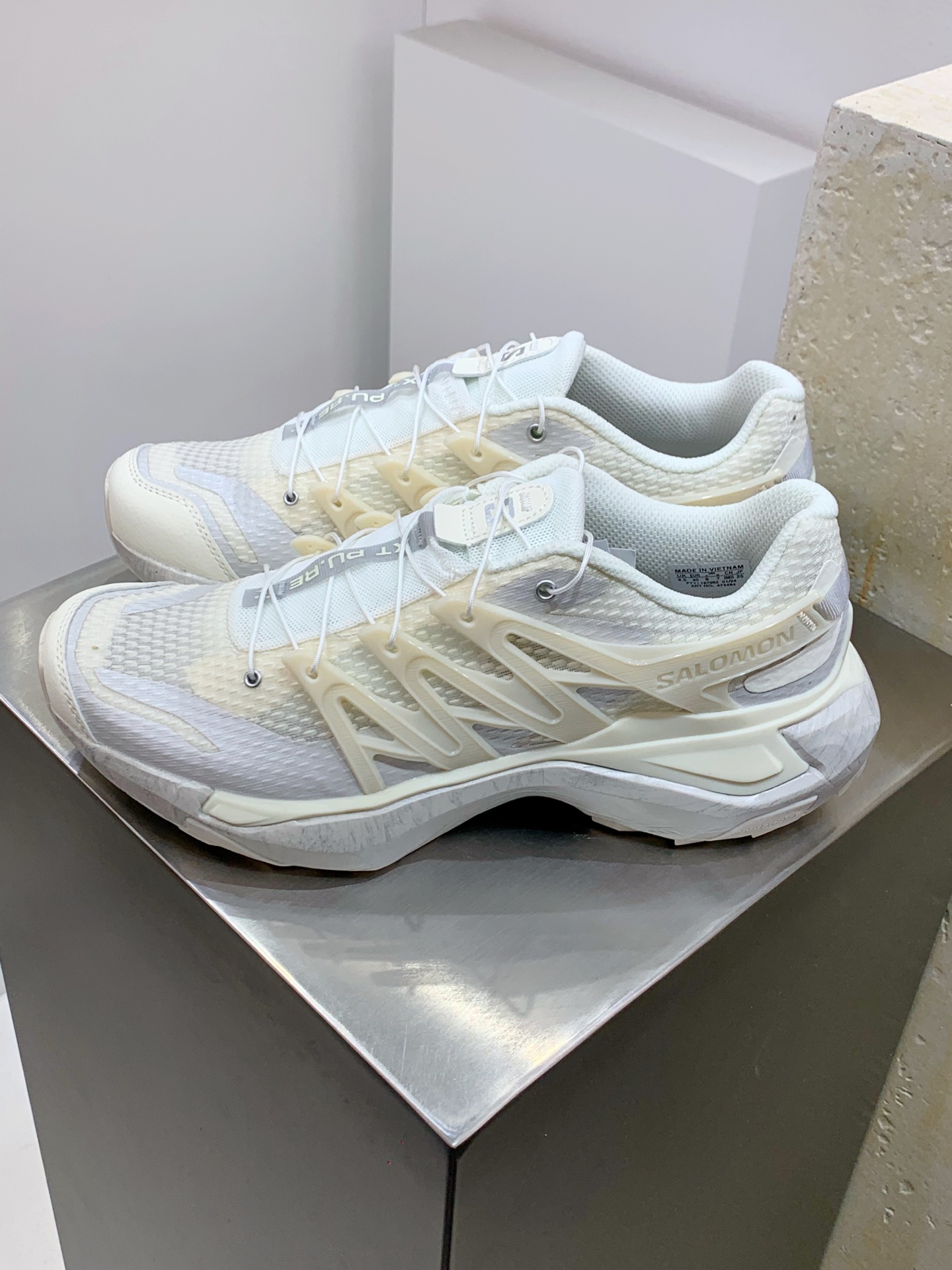 NO:271793,H#Salomon XT Pu.re Advanced Trendy off-road functional outdoor functional shoes Pure original production Pure original foreign trade platform special orders Time spent half a year Developing a full set of original cardboard lasts Original special mesh fabric supporting to ensure original flavor Perfect presentation of the style Original data Exclusive private model five-layer combination sole Men and women's shoes are synchronized to 46.5 Original Ortholite lightweight insole Midsole cloth with steel stamp number Original TPU lock buckle Imported port treasure blessing Natural heel full Restore company wrapping The upper adopts SENSIFT fitting technology All-round fitting the wrapping foot shape Heel sole traction design Provides powerful grip performance More adaptable to rough roads in the wild Its 3D ADVANCED CHASSIS chassis  Lightweight material, more stable and protective. The sole is easily worn. CONTAGRIP high wear-resistant materials are used in areas with easy wear to cope with the long-distance running test of urban hard roads. Official item number: 474464 283633 Size 36 36.5 37.5 38 38.5 39 40 40.5 41 42 42.5 43 44 44.5 45 46 46.5,19860909H#Salomon XT Pu.re Advanced 潮流越野机能户外功能鞋 纯原出品 纯原外贸平台特供订单 耗时半年巨作 全套原纸板楦头开发 原厂特供网布配套加持 确保原汁原味 完美呈现版型 原档数据独家私模五层组合大底 男女鞋同步官方开发至46.5 原装Ortholite轻量化鞋垫 中底布带钢印编号 原厂TPU锁扣 进口港宝加持 后跟自然饱满 还原公司包裹性 鞋面采用SENSIFT贴合技术 全方位贴合包裹脚型 鞋跟部鞋底牵引设计 提供强大的抓地性能 更适应野外崎岖不平的道路 其3D ADVANCED CHASSIS底盘 材料轻量大化 钉齿设计更具稳定性 防护性 鞋底易磨损区运用CONTAGRIP高耐磨材料 应对城市硬质路面长距离跑考验 官方货号: 474464 283633 尺码36 36.5 37.5 38 38.5 39 40 40.5 41 42 42.5 43 44 44.5 45 46 46.5,,Men's shoes