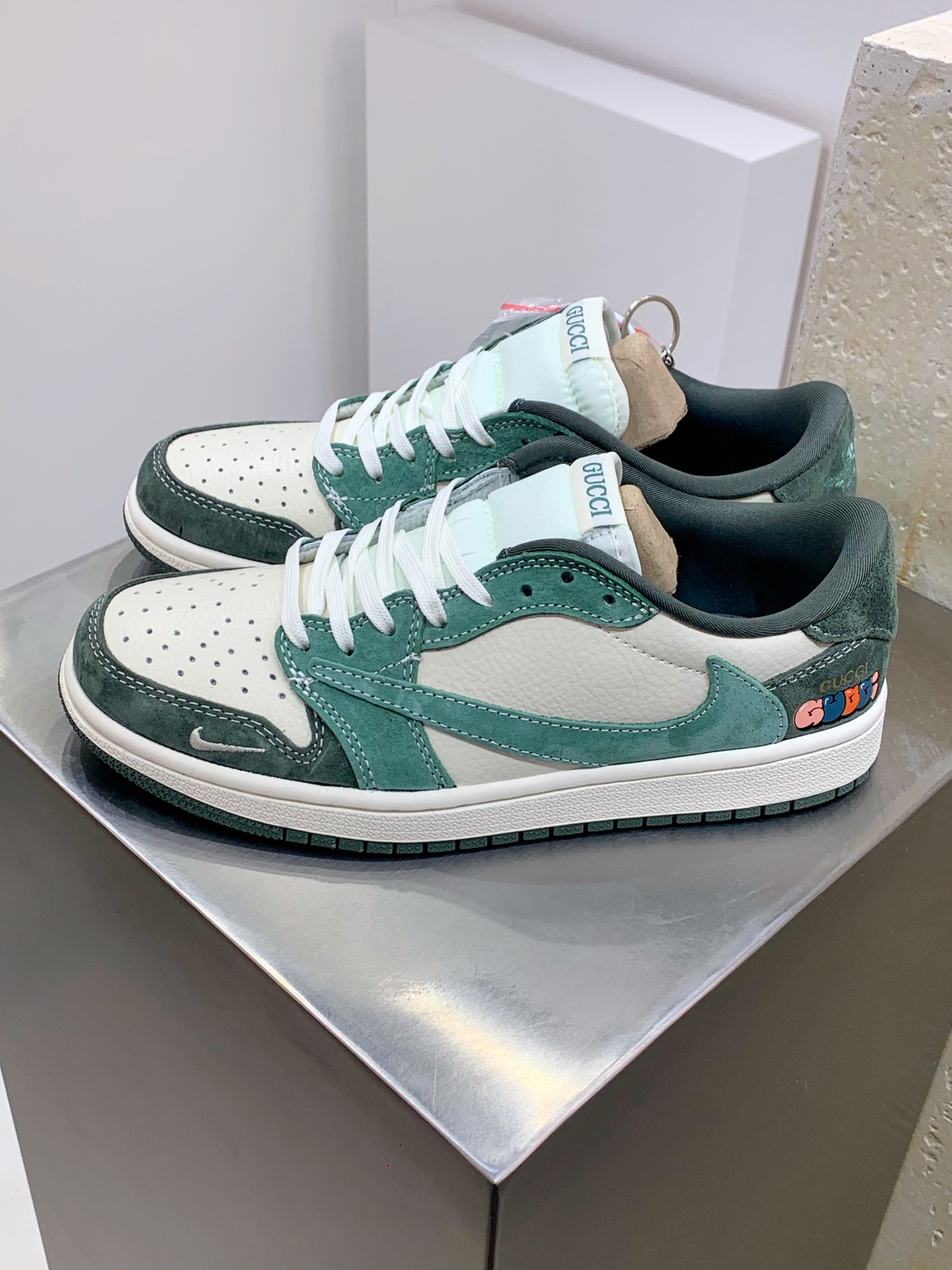 NO:274361,Z#Travis Scott x Nike Air Jordan 1 Low x GUCCI Air Jordan 1 Low Reverse white and green hooks and fur barb Pure original version The whole shoe uses original head leather, solid materials, finely crafted, extremely restored shoe shape, improved Feiying 3D printing, deep three-dimensional, four-wire midsole pull-up leather material selection, steel stamp, back glue, all new batch Original original molded large sole all shoe original customized leather, delicate feel and correct folding process, perfect details interpretation Official item number XS 026XK Size36 36.5 37.5 38 38.5 39 40 40.5 41 42 42.5 43 44 44.5 45,,gucci19860909Z#Travis Scott x Nike Air Jordan 1 Low x GUCCI Air Jordan 1 Low 反转白绿小钩翻毛倒钩 纯原版本 全鞋采用原装头层皮,用料扎实 精雕细琢 鞋型极致还原 飞翼3D打印改良 深度立体 四线中底拉帮皮料选材 钢印 背胶一应俱全 全新批次 原装原模大底全鞋原厂定制皮料,手感细腻正确折边工艺 完美细节诠释 官方货号XS 026XK Size36 36.5 37.5 38 38.5 39 40 40.5 41 42 42.5 43 44 44.5 45,,gucci,Men's shoes