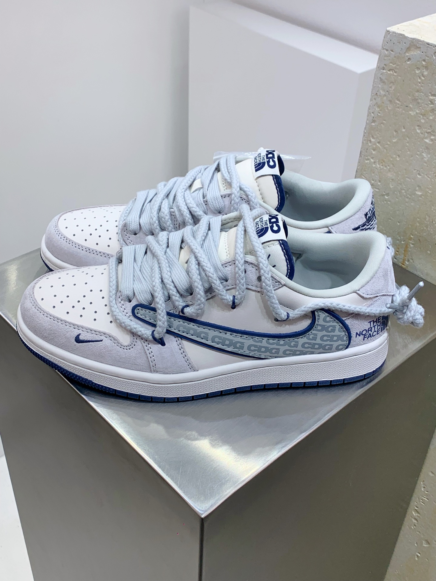 NO:274364,Z#Travis Scott x Nike Air Jordan 1 Low x The North Face x CDG Air Jordan 1 Low Reverse gray-blue small hook straps and fur barb Pure original version The whole shoe uses original head leather, solid materials, finely crafted, extremely restored shoe shape, improved Feiying 3D printing, deep three-dimensional, four-wire midsole pull-up leather material selection, steel stamp, back glue, all new batch Original original molded large sole all shoe original customized leather, delicate feel and correct folding process, perfect details interpretation Official item number XX3318 515XK Size36 36.5 37.5 38 38.5 39 40 40.5 41 42 42.5 43 44  44.5 45,19860909Z#Travis Scott x Nike Air Jordan 1 Low x The North Face x CDG Air Jordan 1 Low 反转灰蓝小钩绑带翻毛倒钩 纯原版本 全鞋采用原装头层皮,用料扎实 精雕细琢 鞋型极致还原 飞翼3D打印改良 深度立体 四线中底拉帮皮料选材 钢印 背胶一应俱全 全新批次 原装原模大底全鞋原厂定制皮料,手感细腻正确折边工艺 完美细节诠释 官方货号XX3318 515XK Size36 36.5 37.5 38 38.5 39 40 40.5 41 42 42.5 43 44 44.5 45,,Men's shoes