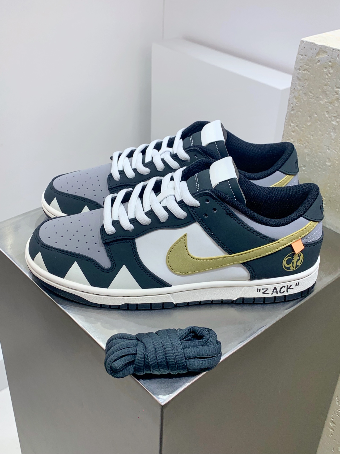 NO:274342,DK# Nike Sb Dunk Low Pro sports shoes retro slings. It uses a soft leather upper, which is durable and shaped like a first-year Dunk. The toe breathable holes are matched with the shape of the shoe mouth and tongue, faithfully following the classic appearance of the first-year model. The full palm-shaped rubber outsole creates extraordinary grip. Dunk was originally designed for basketball, but became the new favorite in the skateboarding industry in the late 1980s. It has now become a benchmark for street fashion. The padded low-top shoe mouth combined with a durable outsole to help you dance confidently. The item number ZZ1998 Size 36-45 includes half-coded code AZDC0312XNL,,sneakers19860909DK#耐克 Nike Sb Dunk Low Pro 运动鞋复古板鞋.采用柔软皮革鞋面,经久耐穿,塑就如元年款 Dunk 般的复古质感.鞋头透气孔,搭配鞋口和鞋舌形状,忠实沿袭元年款经典外观.全掌型橡胶外底,造就非凡抓地力.Dunk 起初专为篮球运动打造,于 80 年代末成为滑板界新宠,现已跃升成为街头时尚标杆.加垫低帮鞋口结合耐穿外底,助你自信舞动. 货号ZZ1998 码数36-45含半码 编码AZDC0312XNL,,sneakers,Men's shoes