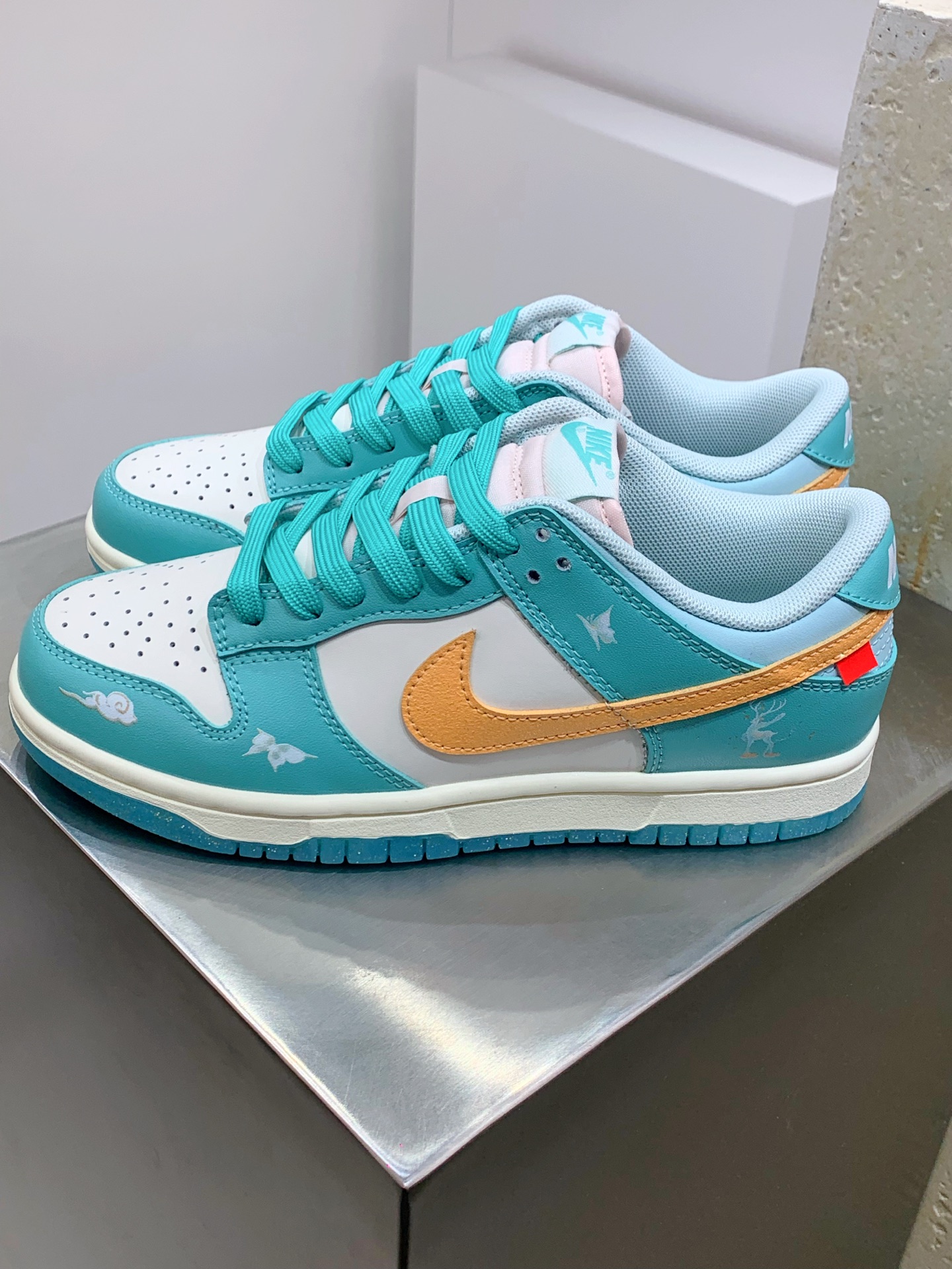 NO:274339,DY#Nike SB Dunk Low Meet Shenlu Collection model Pure original factory highly recommended Original head layer material Exclusive version distillation processing brings better visual and foot experience Large factory pure original quality shipment Cleanliness Electric embroidery process Clean cut without any burrs Perfect details Official item number BW1220 003TL Size 35 36 36.5 37.5 38 38.5 39 40,19860909DY#Nike SB Dunk Low 遇见神鹿 典藏款 纯原大厂出品 极力推荐 原装头层材料 独家版型蒸餾加工 帶來的是更好的视觉和脚感体验 大厂纯原品质出货 清洁度 电绣工艺 皮料切割干净无任何毛边 细节完美 官方货号BW1220 003TL 尺码35 36 36.5 37.5 38 38.5 39 40,,Men's shoes