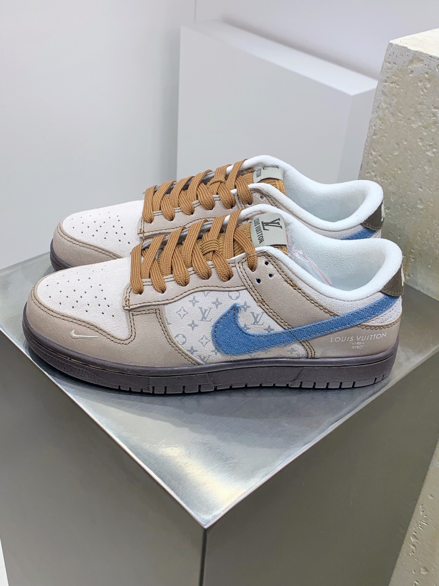 NO:274345,DT Nike SB Dunk Low x Louis Vuitton Gray-blue hooks produced by Pure original manufacturer Highly recommended Original head layer material Exclusive version distillation processing brings better visual and foot experience Large factory pure original quality shipment Cleanliness Electric embroidery process Clean leather cutting without any burrs Perfect details Official item number CH8311 235TL Size 36 36.5 37.5 38 38.5 39 40 40.5 41 42 42.5 43 44 44.5 45,,louis vuitton19860909DT Nike SB Dunk Low x Louis Vuitton 灰蓝小钩 纯原大厂出品 极力推荐 原装头层材料 独家版型蒸餾加工 帶來的是更好的视觉和脚感体验 大厂纯原品质出货 清洁度 电绣工艺 皮料切割干净无任何毛边 细节完美 官方货号CH8311 235TL 尺码36 36.5 37.5 38 38.5 39 40 40.5 41 42 42.5 43 44 44.5 45,,louis vuitton,Men's shoes
