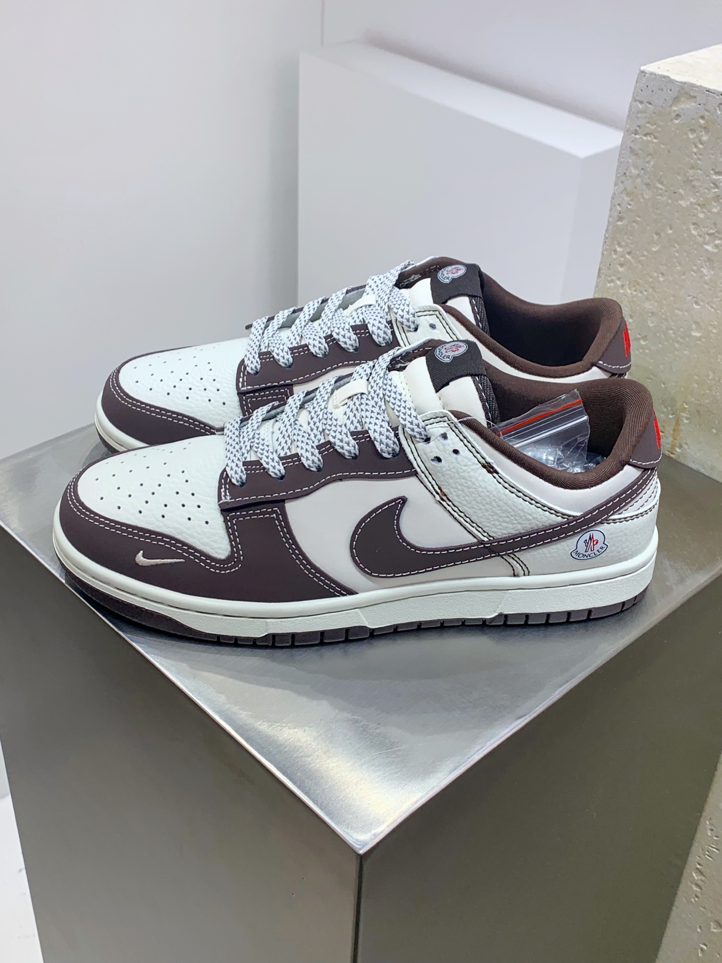 NO:274348,DT upgraded version #Men and women's shoes real label half-code system #New updated data narrow last head-shaped version #Use soft lychee pattern beef leather combination Niuba matte leather upper material #Main factory level strict control of cleanliness #Mintimate pull-top midsole cloth #Socket inlay EVA cushioning material and glue back #New narrow version head-resistant wear-resistant rubber outsole custom color scheme, French luxury down jacket brand/Mengkelai (blind) Moncler x Nike By You SB Dunk Low Retro SP slam dunk series low-top casual sports skateboard shoes 