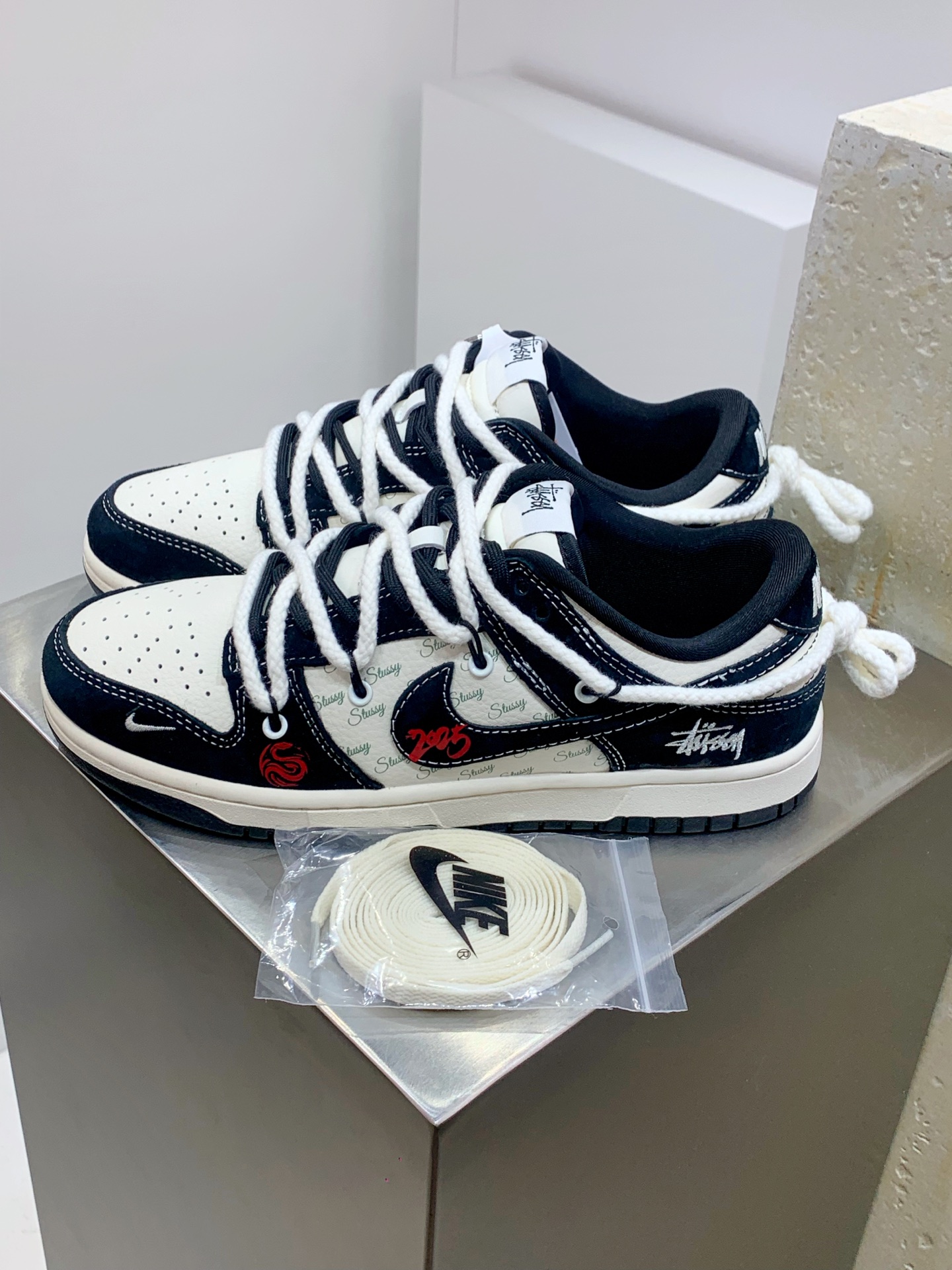 NO:274351,Z#Nike SB Dunk Low x Stussy Black and white stitching straps produced by Pure original manufacturer Highly recommended Original head layer material Exclusive version distillation processing brings better visual and foot experience Large factory pure original quality shipment Cleanliness Electric embroidery process Clean leather cutting without any burrs Perfect details Official item number SJ2068 252AXK Size 36 36.5 37.5 38 38.5 39 40 40.5 41 42 42.5 43 44 44.5 45,19860909Z#Nike SB Dunk Low x Stussy 黑白缝线绑带 纯原大厂出品 极力推荐 原装头层材料 独家版型蒸餾加工 帶來的是更好的视觉和脚感体验 大厂纯原品质出货 清洁度 电绣工艺 皮料切割干净无任何毛边 细节完美 官方货号SJ2068 252AXK 尺码36 36.5 37.5 38 38.5 39 40 40.5 41 42 42.5 43 44 44.5 45,,Men's shoes